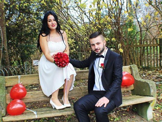 Das Brautpaar Indira und Fuad Hajdarevic, frisch und glücklich vermählt. Das Brautpaar Indira und Fuad Hajdarevic, frisch und glücklich vermählt.