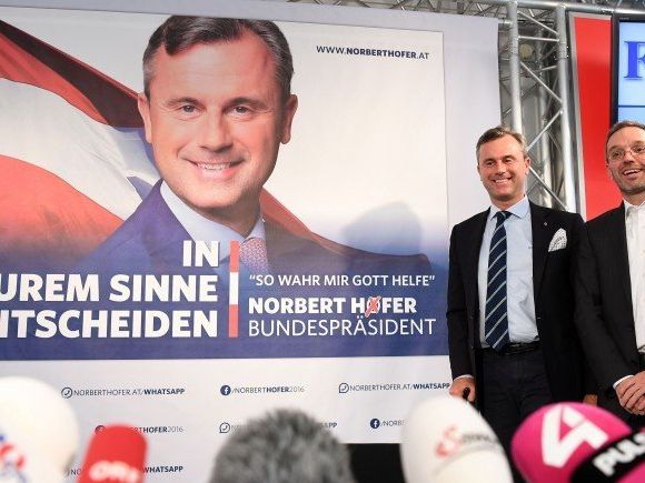 FPÖ-Präsidentschaftskandidat Norbert Hofer vor einem der offiziellen Plakate FPÖ-Präsidentschaftskandidat Norbert Hofer vor einem der offiziellen Plakate