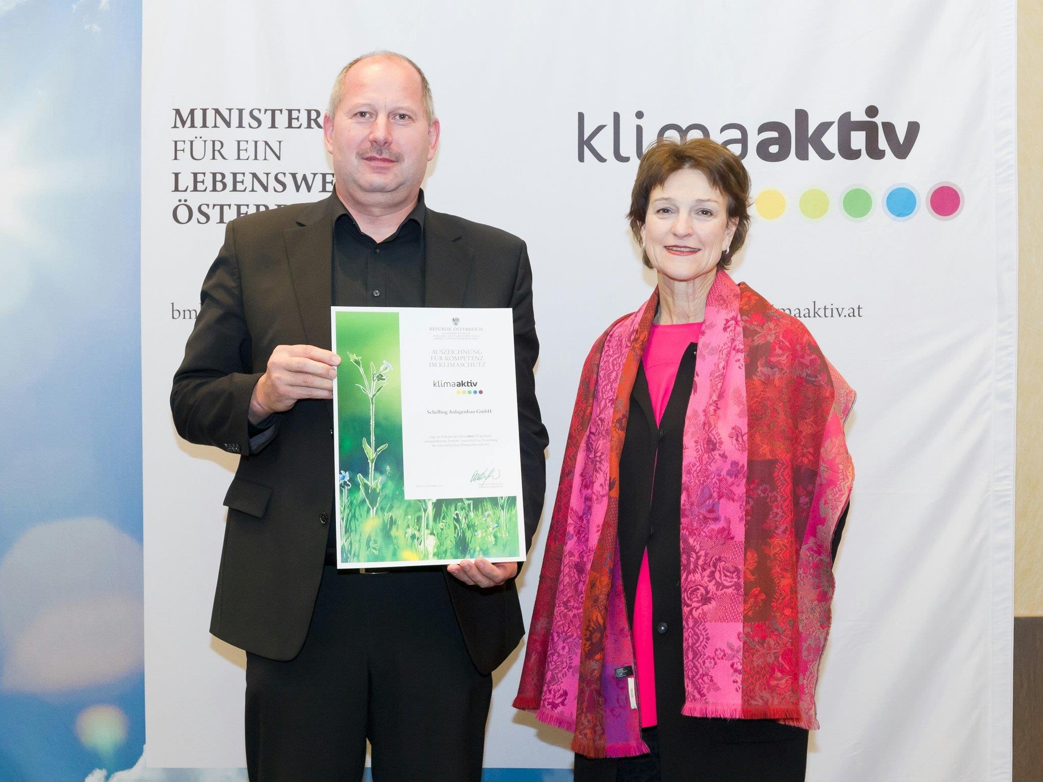 Markus Schwendinger, Leiter Instandhaltung Schelling Anlagenbau GmbH, nahm in Wien die klimaaktiv-Auszeichnung von Dr. Martina Schuster, Leiterin Energie- und Wirtschaftspolitik BMLFUW, entgegen.