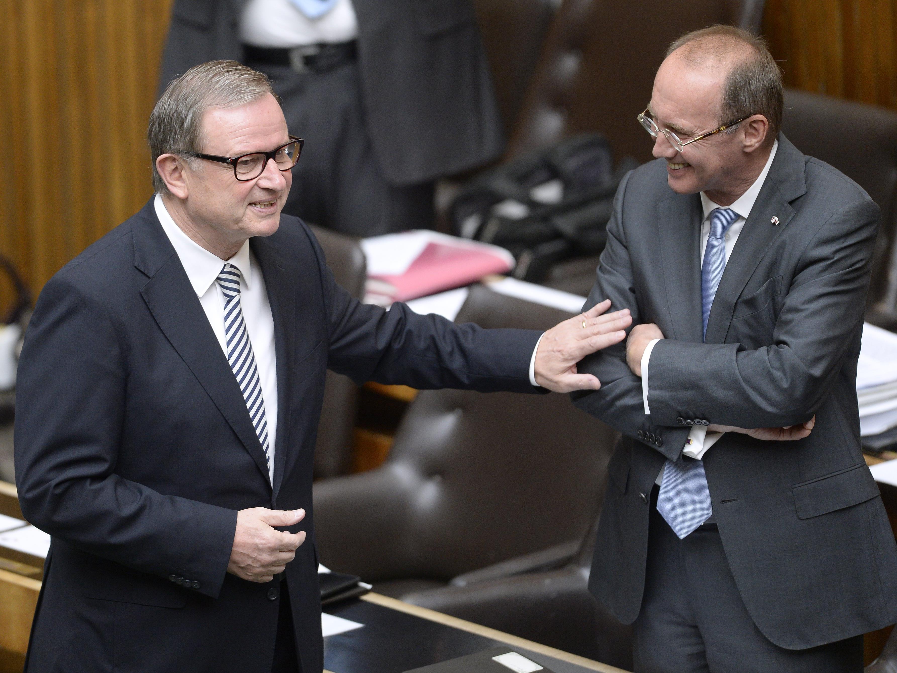 Der Europa-Abgeordnete Othmar Karas (ÖVP) und der Zweite Nationalratspräsident Karlheinz Kopf (L.) während der Aktuellen Europastunde im Rahmen einer Sitzung des Nationalrates.
