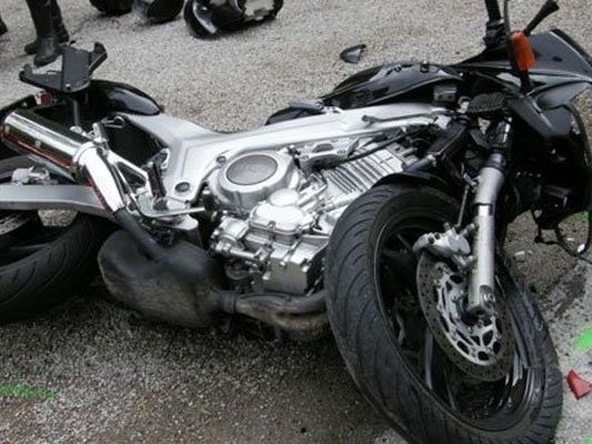 Der Motorradfahrer wurde von einem abbiegenden Auto getötet. Der Motorradfahrer wurde von einem abbiegenden Auto getötet.
