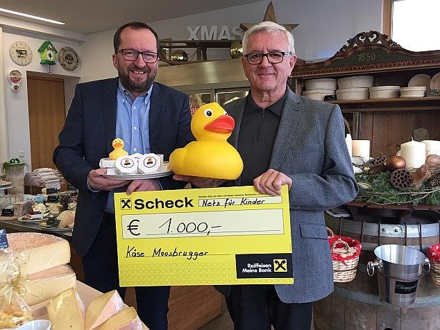 Moosbrugger-Käse Geschäftsführer Stefan Fessler (links) übergab Franz Abbrederis, Obmann Netz für Kinder, einen Scheck über 1.000 Euro.
