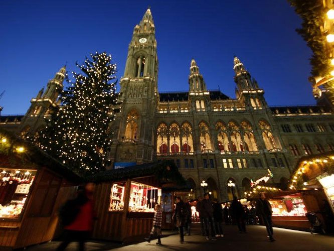 Machen Sie eine virtuelle Runde über den Rathausplatz. Machen Sie eine virtuelle Runde über den Rathausplatz.