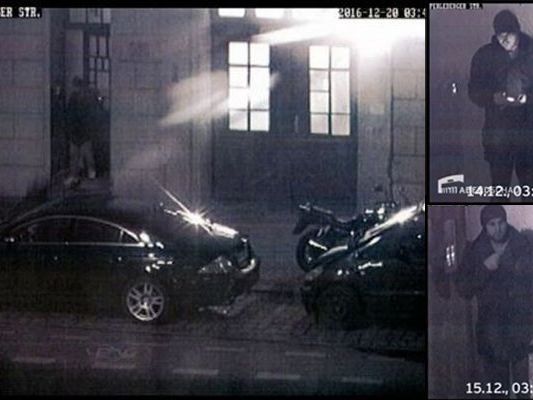 Der rbb veröffentlichte Überwachungsaufnahmen von Anis Amri vor einer Berliner Moschee am 14. und 15. Dezember, sowie wenige Stunden nach dem Anschlag. Der rbb veröffentlichte Überwachungsaufnahmen von Anis Amri vor einer Berliner Moschee am 14. und 15. Dezember, sowie wenige Stunden nach dem Anschlag.