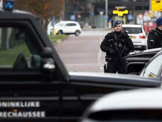 Die Polizei in Rotterdam hat einen mit einer Kalashnikow bewaffneten Mann festgenommen.