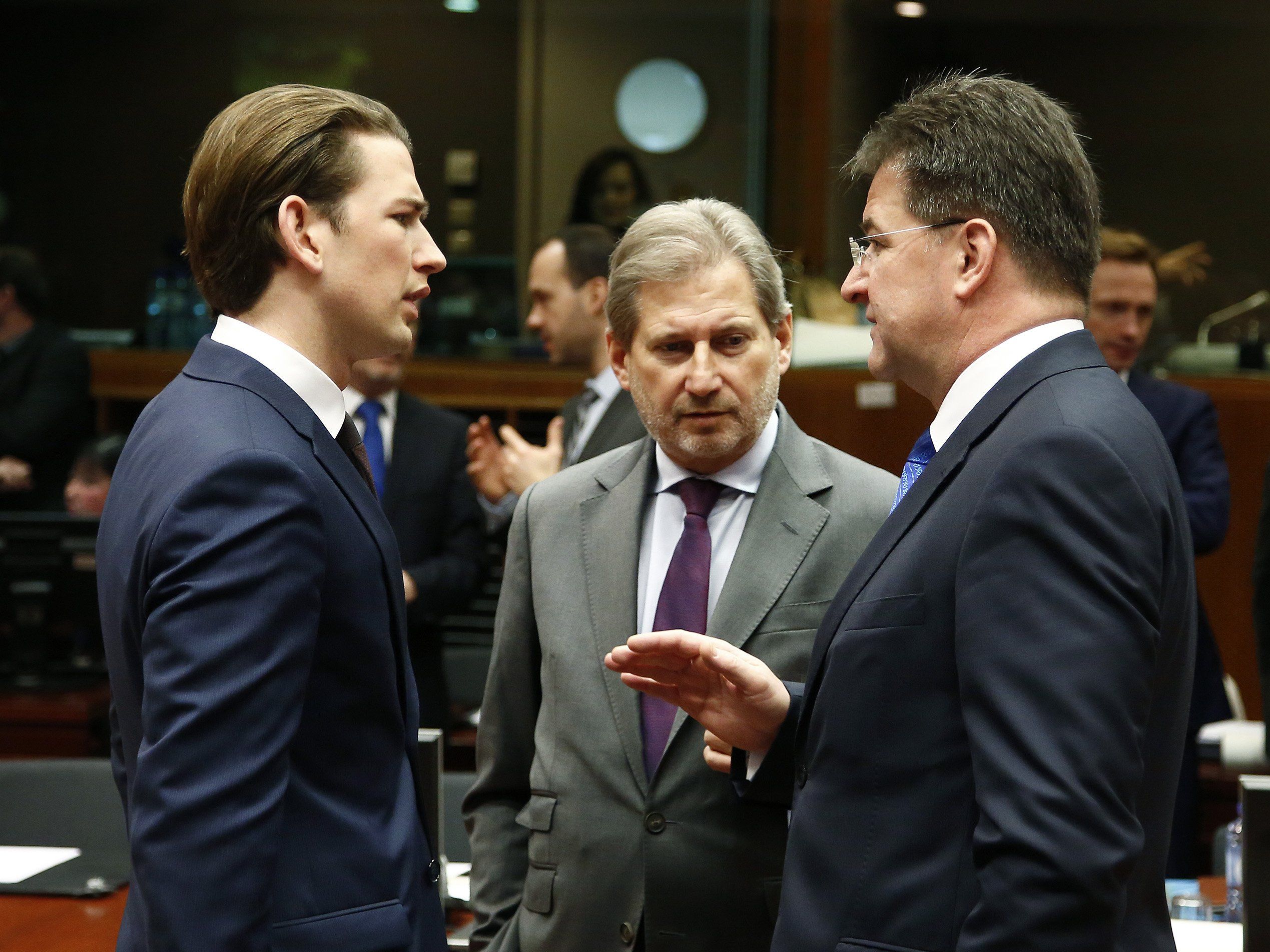 Außenminister Sebastian Kurz, EU-Nachbarschaftskommissar Johannes Hahn und der slowakische Außenminister Miroslav Lajcak am Dienstag, 13. Dezember 2016, anlässlich des EU-Außenministerrates in Brüssel. Außenminister Sebastian Kurz, EU-Nachbarschaftskommissar Johannes Hahn und der slowakische Außenminister Miroslav Lajcak am Dienstag, 13. Dezember 2016, anlässlich des EU-Außenministerrates in Brüssel.