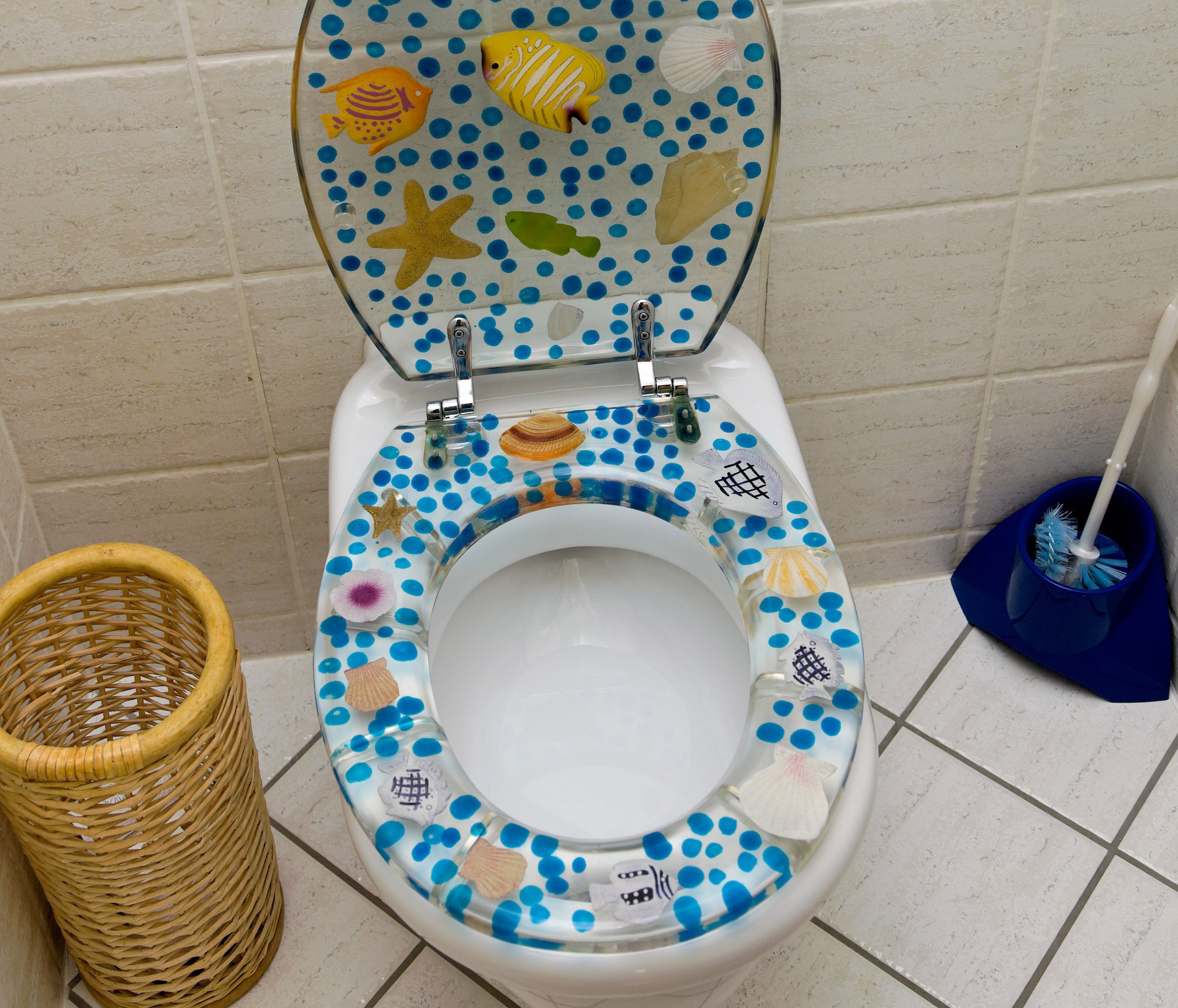 Der Bub war stolz auf seinen tollen "Halsschmuck" Der Bub war stolz auf seinen tollen "Halsschmuck"