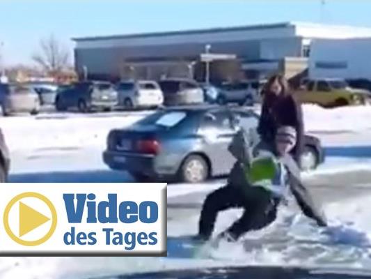 Schadenfreude eines Vaters: Er filmt Schüler, die auf einer Eisplatte vor der Schule seiner Tochter ausrutschen.