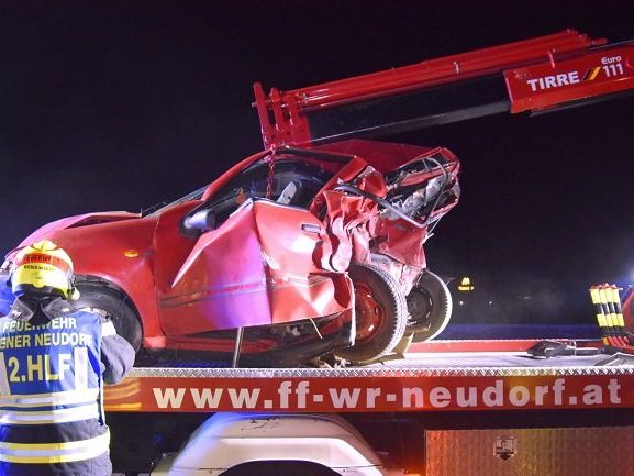 Der Kleinwagen wurde durch den Aufprall stark deformiert. Der Kleinwagen wurde durch den Aufprall stark deformiert.