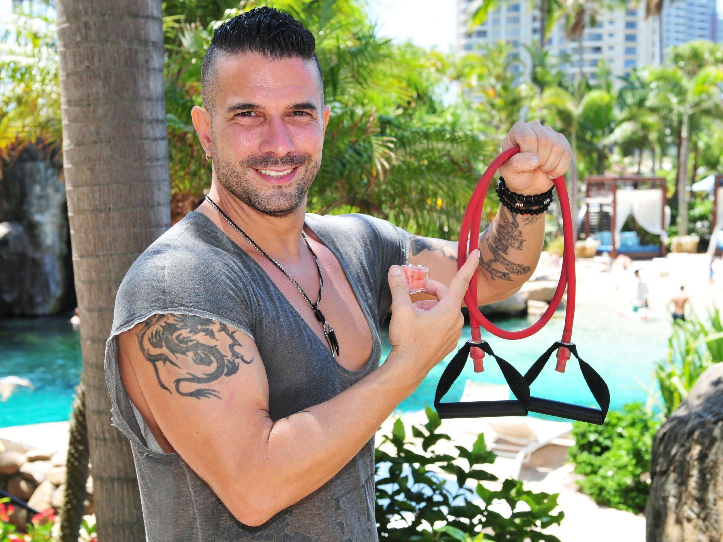 Marc Terenzi setzt im Dschungelcamp auf Fitnessbänder und Ohrstöpsel. Marc Terenzi setzt im Dschungelcamp auf Fitnessbänder und Ohrstöpsel.