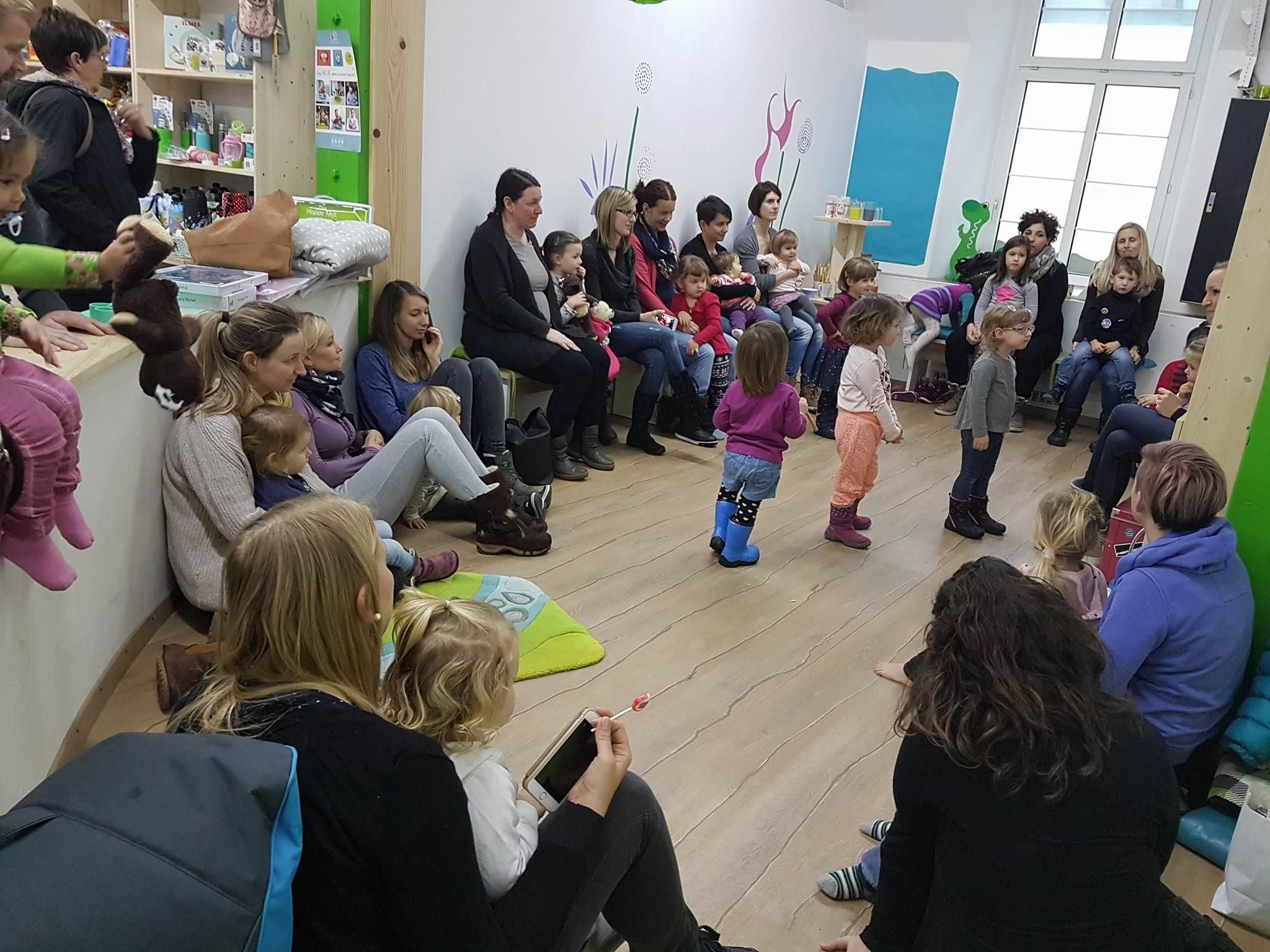 Zur Ein-Jahr-Feier des Kinderfachgeschäfts Wunderland bezauberte Ingrid Hofer mit "Teddy Eddy" Zur Ein-Jahr-Feier des Kinderfachgeschäfts Wunderland bezauberte Ingrid Hofer mit "Teddy Eddy"