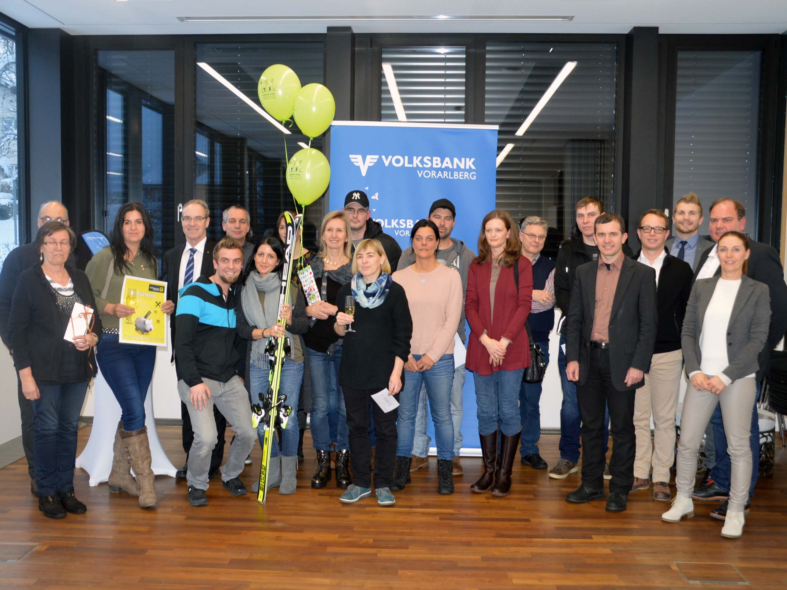 Alle Hauptpreisgewinner der Weihnachtslosaktion 2016. Alle Hauptpreisgewinner der Weihnachtslosaktion 2016.