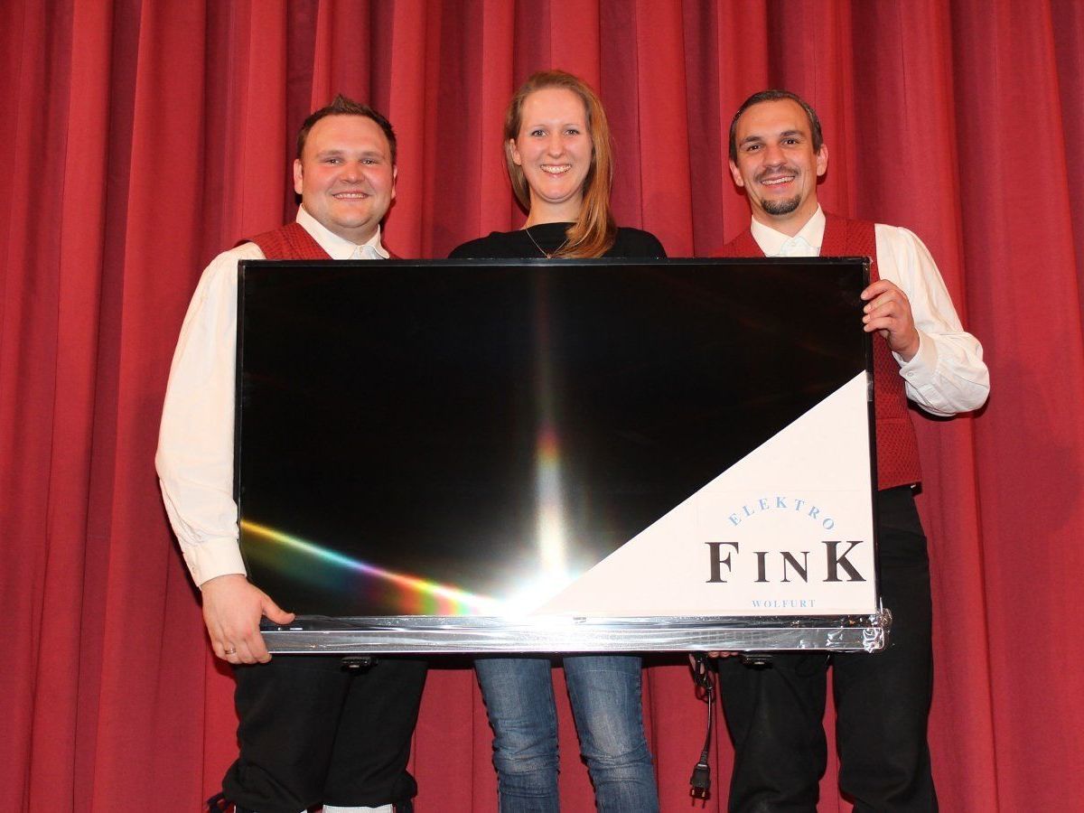 Obmann Michael Lenz, Hauptpreisgewinnerin Karin Außerer und Simon Flatz. Obmann Michael Lenz, Hauptpreisgewinnerin Karin Außerer und Simon Flatz.