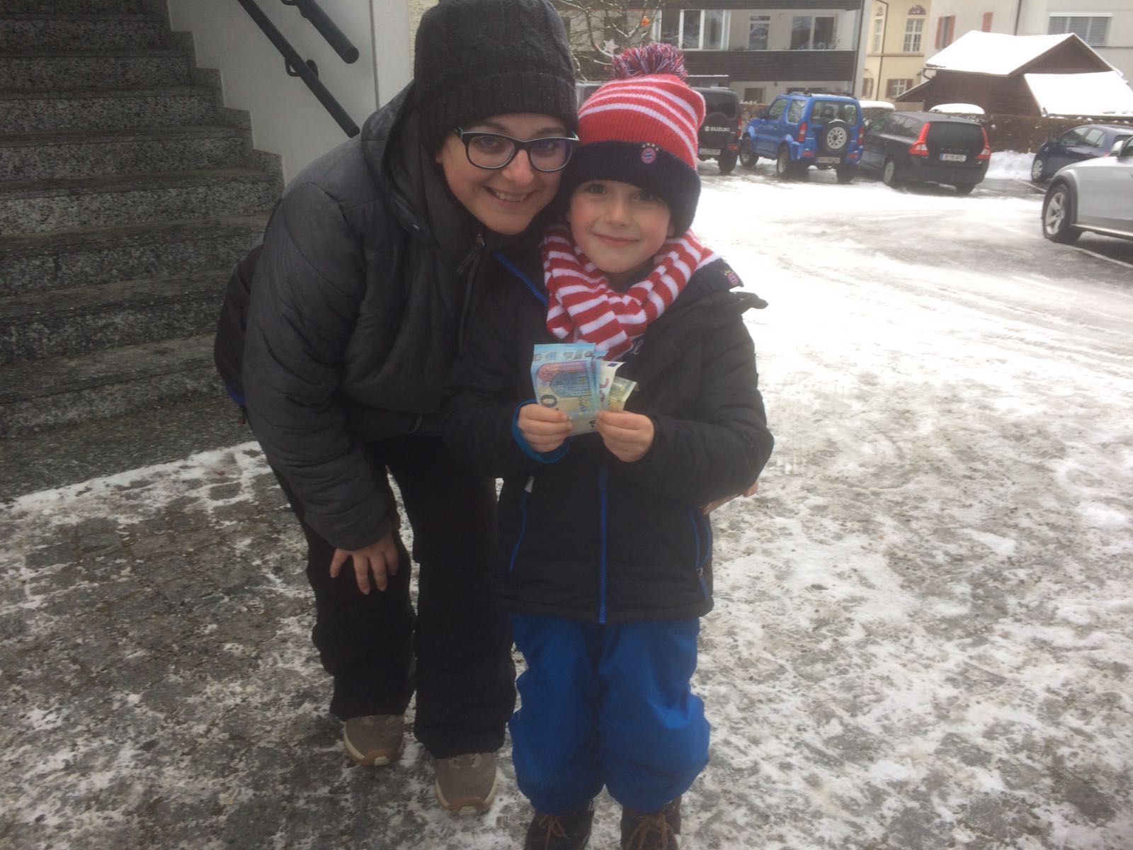 Gabriel Kloser übergibt die Spende an Sandra Senn von der Volkshilfe Vorarlberg Gabriel Kloser übergibt die Spende an Sandra Senn von der Volkshilfe Vorarlberg