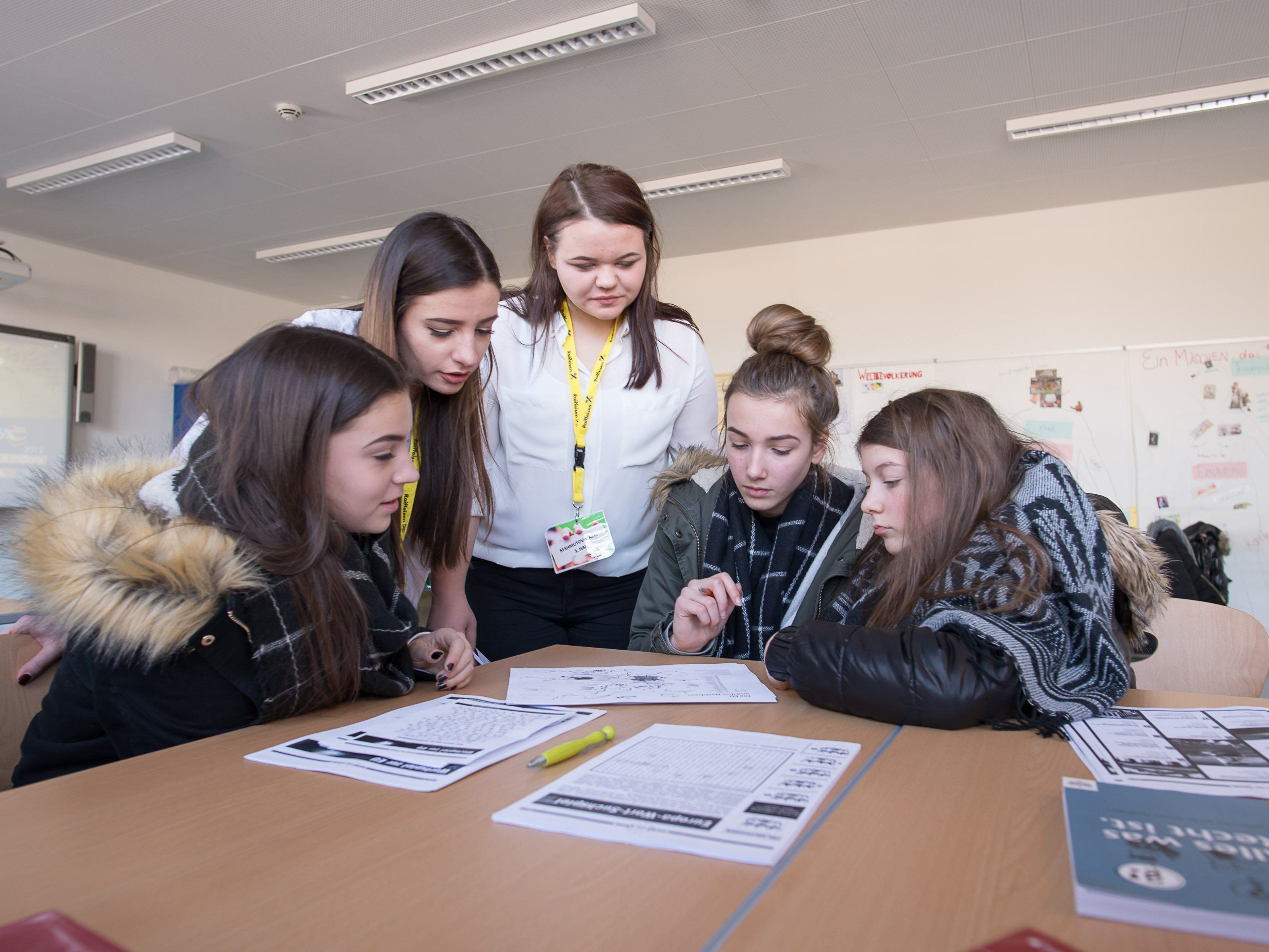 Die Besucher werden von Schülern durch die Schule geführt. Die Besucher werden von Schülern durch die Schule geführt.