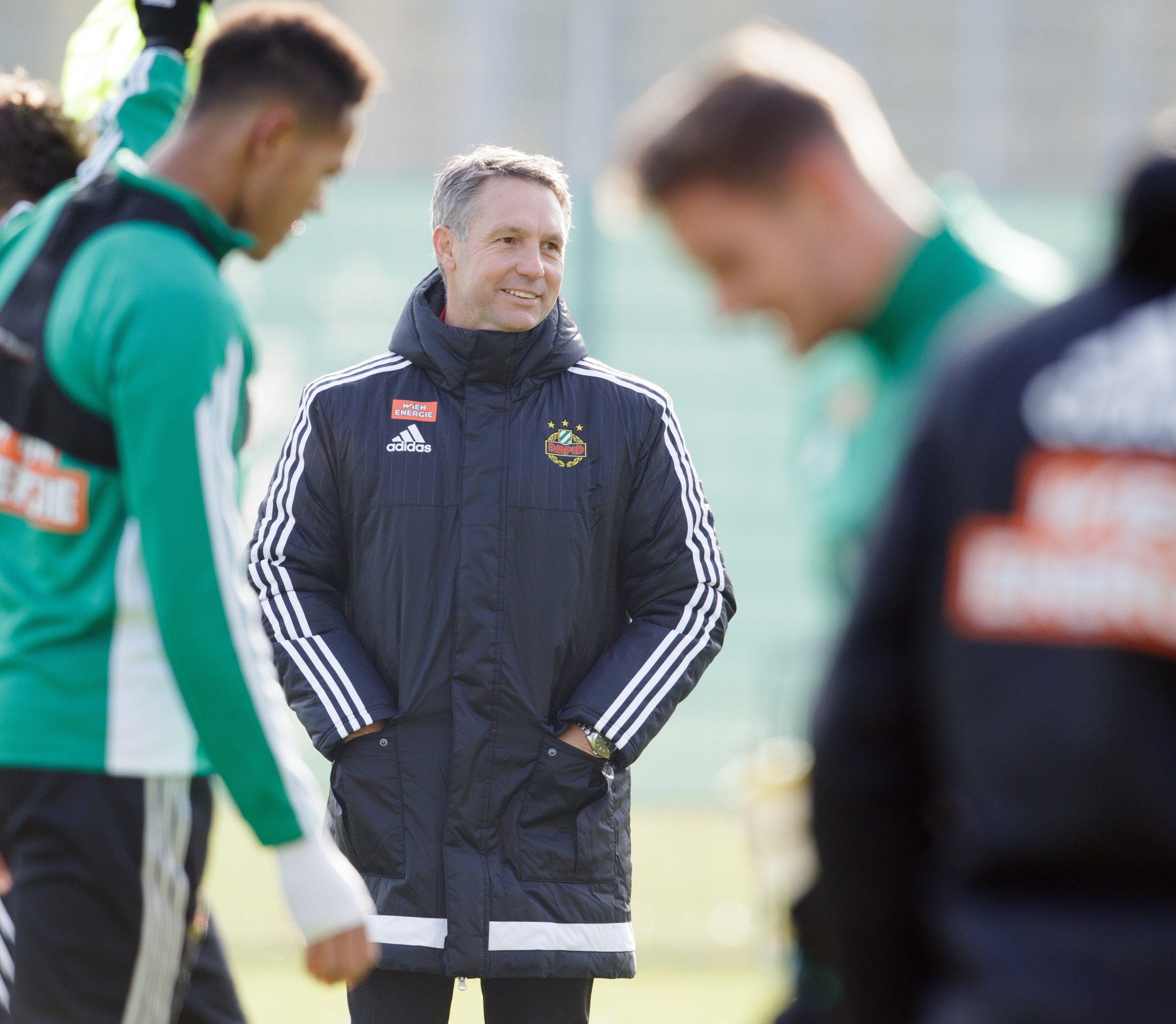 Rapid-Coach Damir Canadi begrüßte Joshua Gatt als Trainingsgast. Rapid-Coach Damir Canadi begrüßte Joshua Gatt als Trainingsgast.