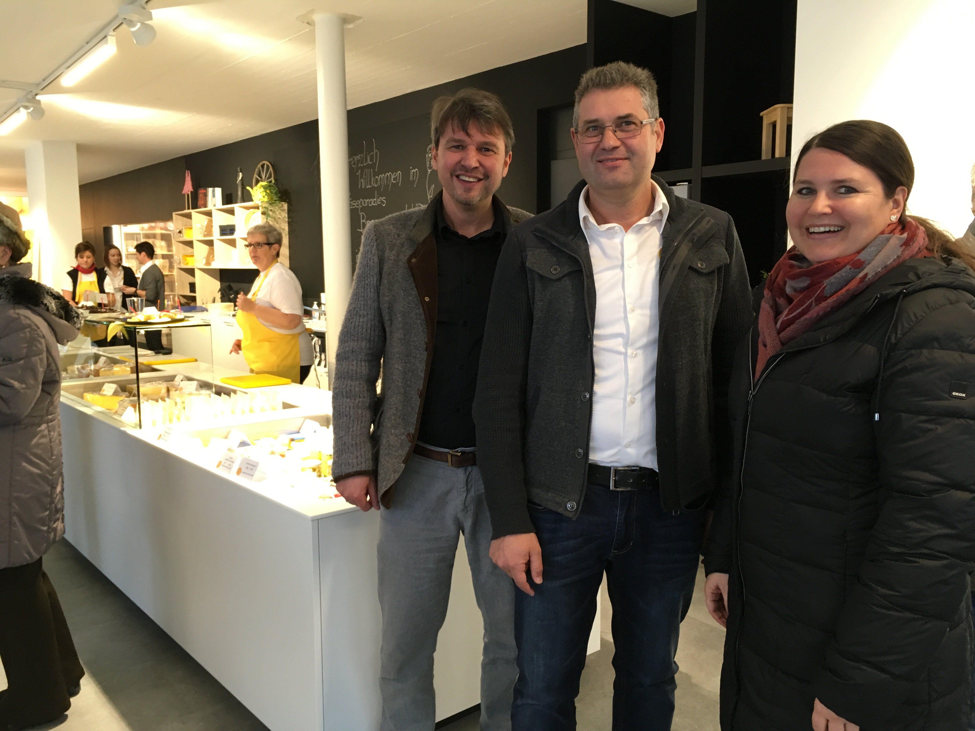 Bürgermeister Kurt Fischer und Theresia Schelling von Lustenau Marketing gratulieren Geschäftsführer Hermann Metzler zur Eröffnung des neuen Sennereiladens.