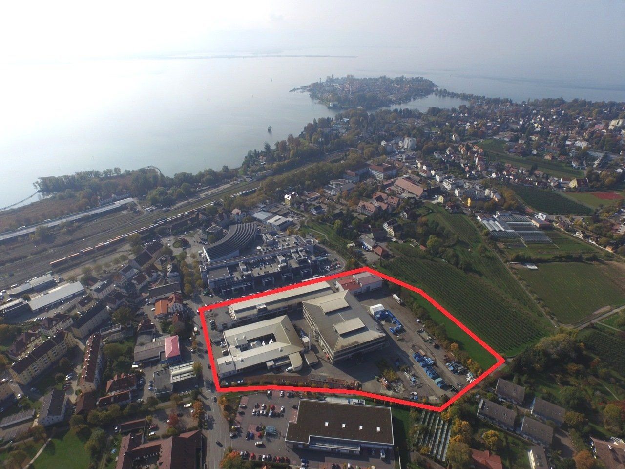 Auf dem rund 33.000 Quadratmeter großen Grundstück soll in den nächsten Jahren ein hochwertiges Quartier für bezahlbares Wohnen mit Gewebeflächen und einer KITA entstehen. Auf dem rund 33.000 Quadratmeter großen Grundstück soll in den nächsten Jahren ein hochwertiges Quartier für bezahlbares Wohnen mit Gewebeflächen und einer KITA entstehen.
