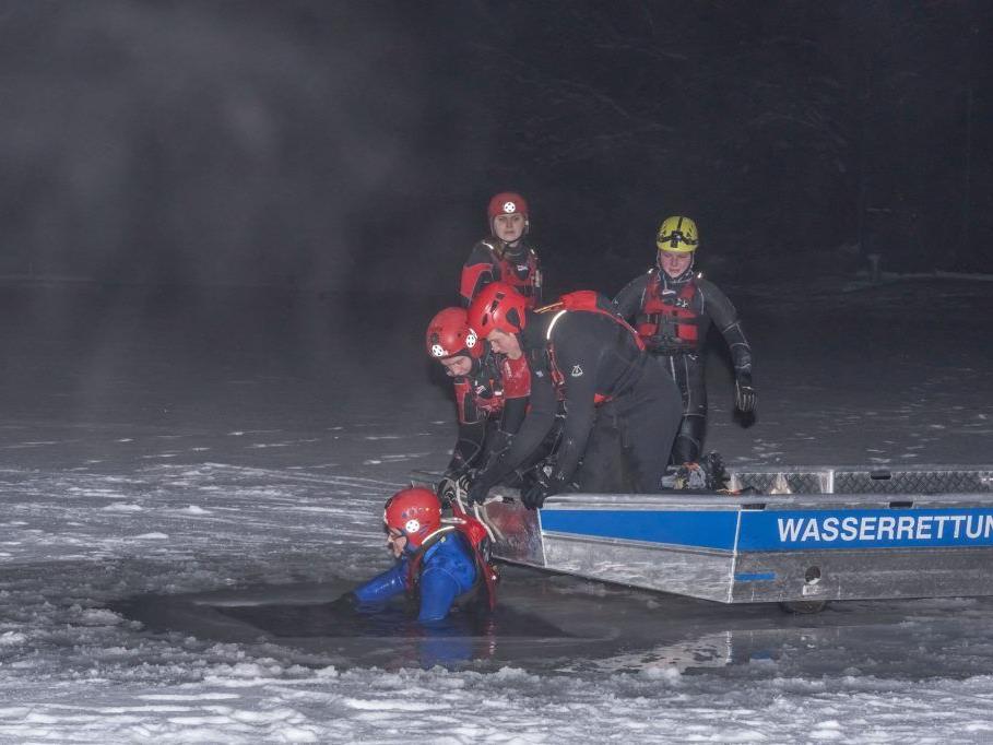 Bergen einer im Eis eingebrochenen Person mittels Hochwasserboot