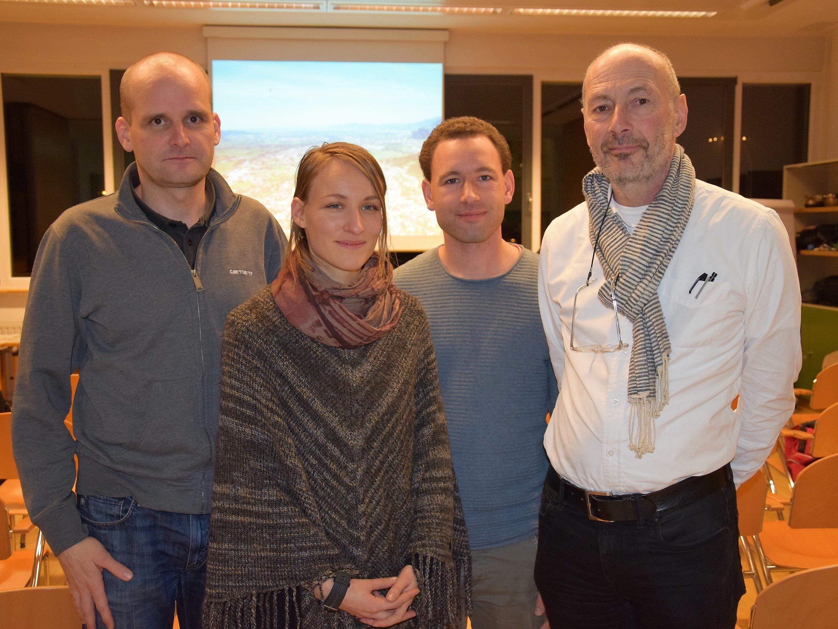 v.l.n.r. Martin Strele (Bodenfreiheit), Nicole Rodlsberger, Sebastian Vilanek und Roland Gnaiger (Achitektur UNI Linz)