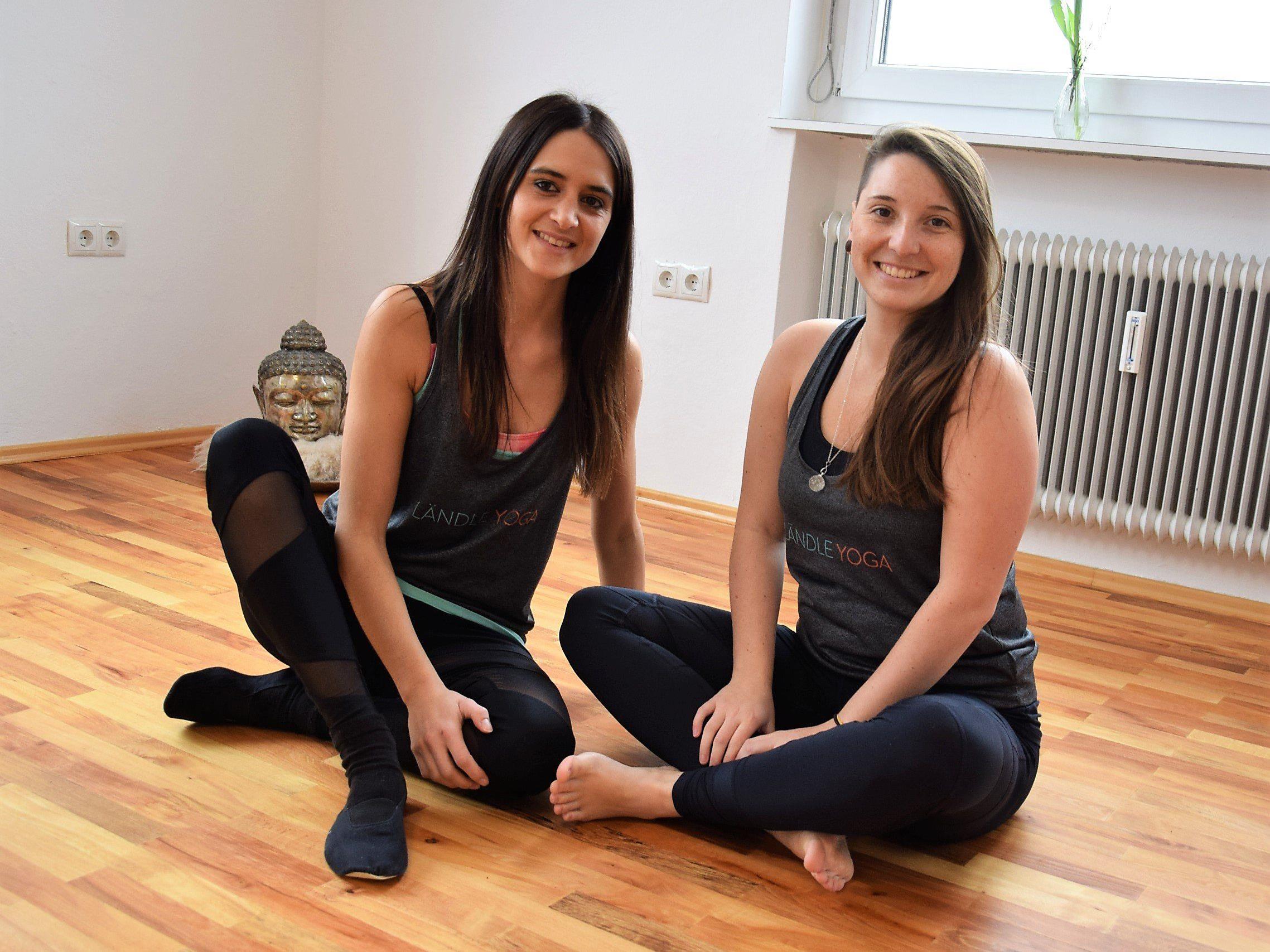 Nicole Scheichl und Corinna Inkert bieten ein abwechslungsreiches, vielfältiges Yogaprogramm