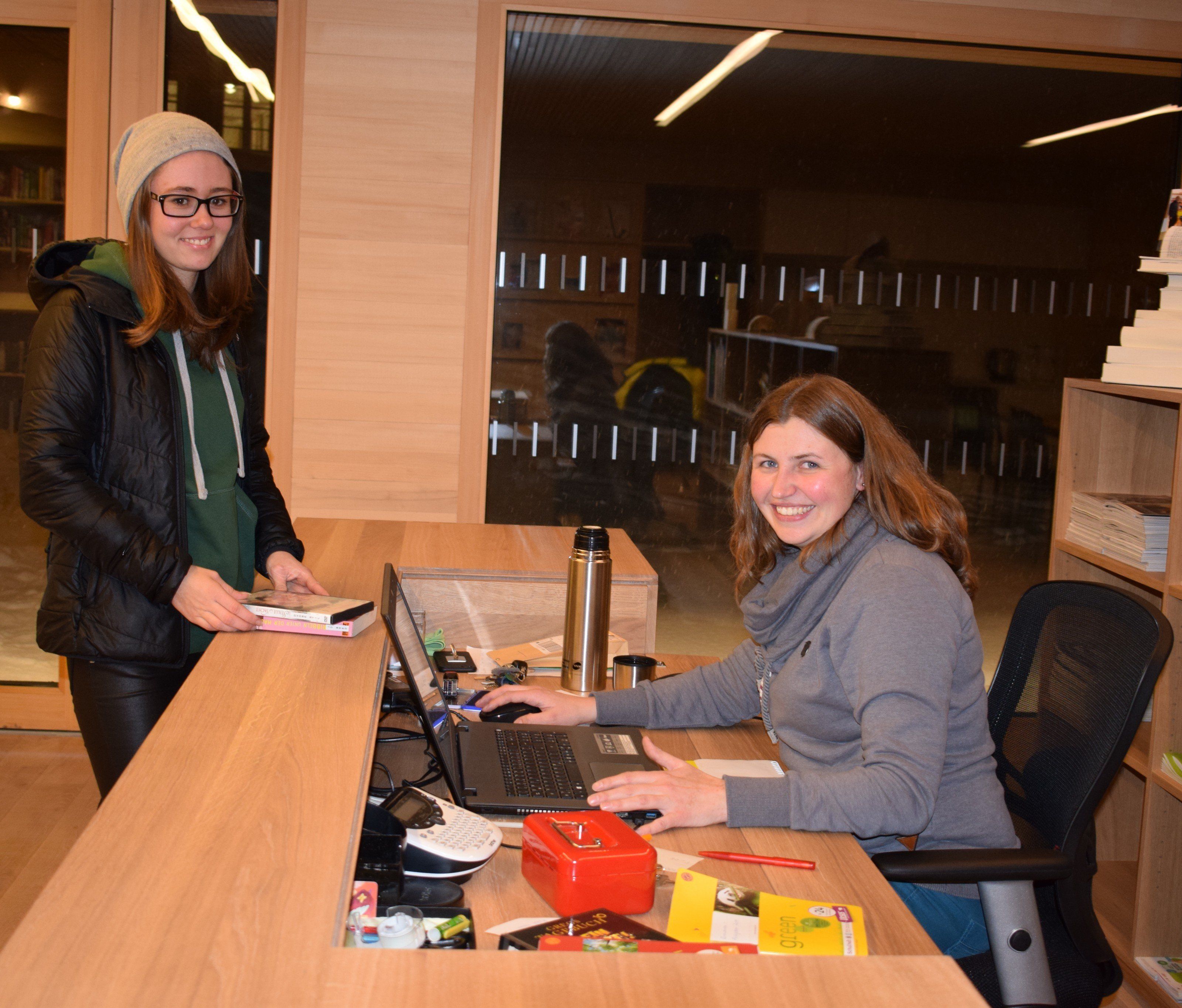 Jacqueline wird von Julia Winder bestens beraten. Jacqueline wird von Julia Winder bestens beraten.