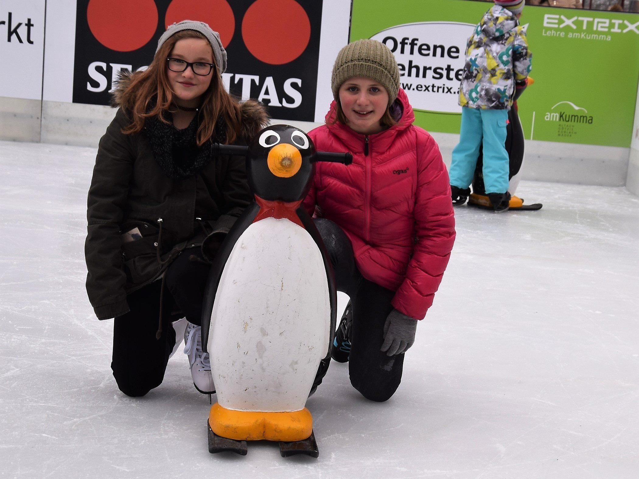 Auch Vivien und Nina waren bei der Eröffnung des Eislaufplatzes am Garnmarkt