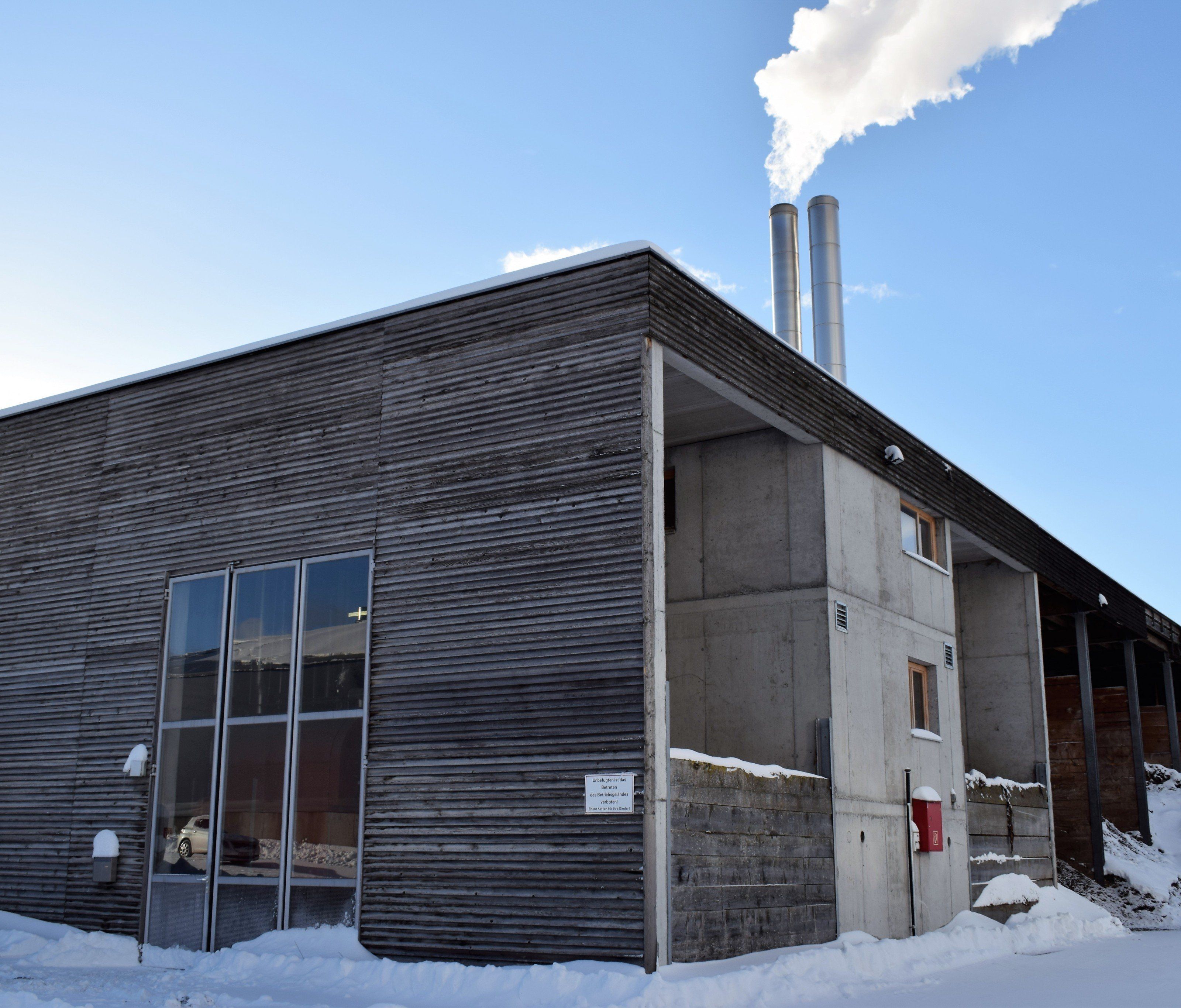 Das Biomasseheizwerk versorgt die Kunden mit Wärme aus erneuerbarer Energie. Das Biomasseheizwerk versorgt die Kunden mit Wärme aus erneuerbarer Energie.