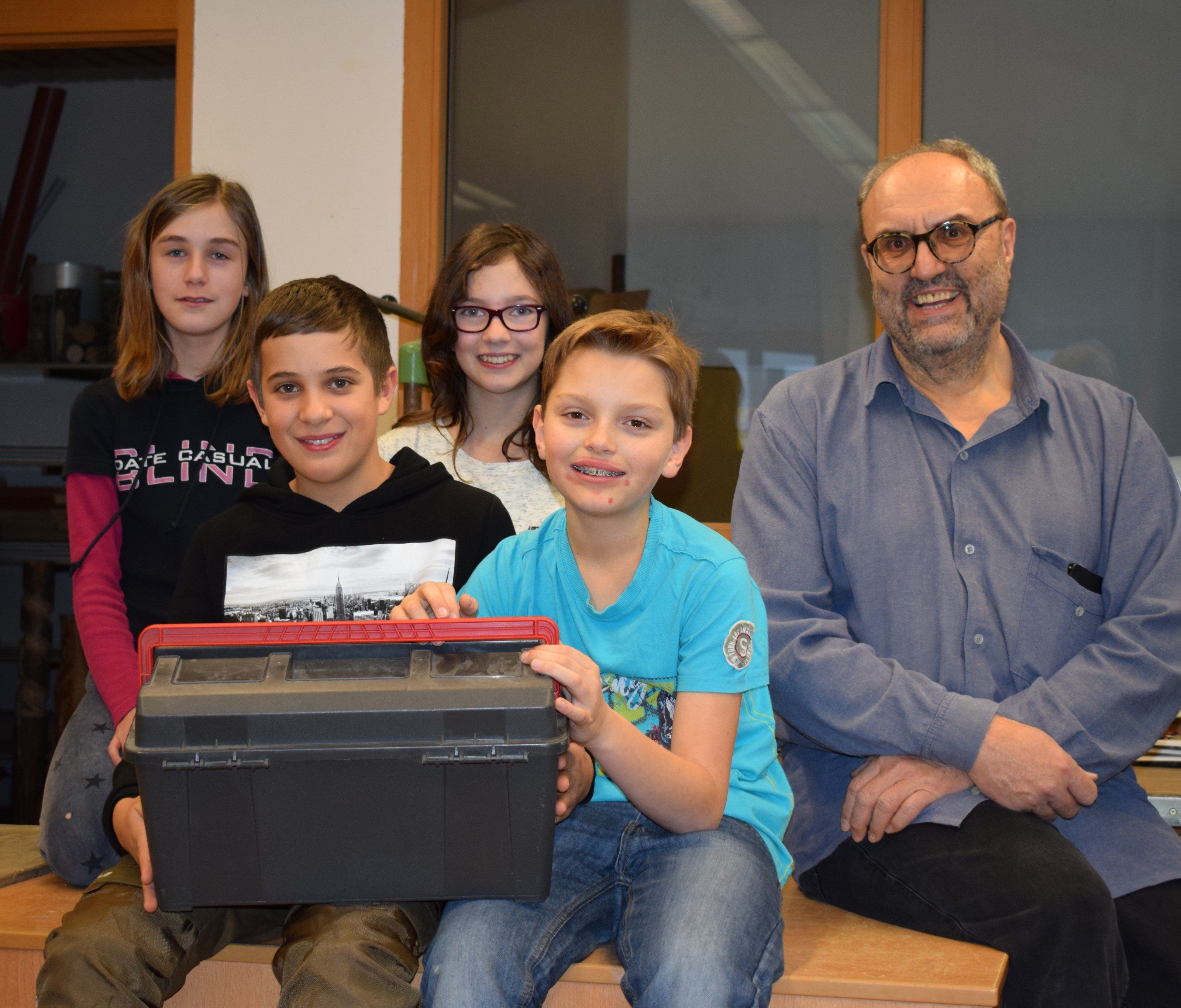 Die kreativen Hittisauer „Reparaturspezialisten“ mit Direktor Hanno Metzler. Die kreativen Hittisauer „Reparaturspezialisten“ mit Direktor Hanno Metzler.