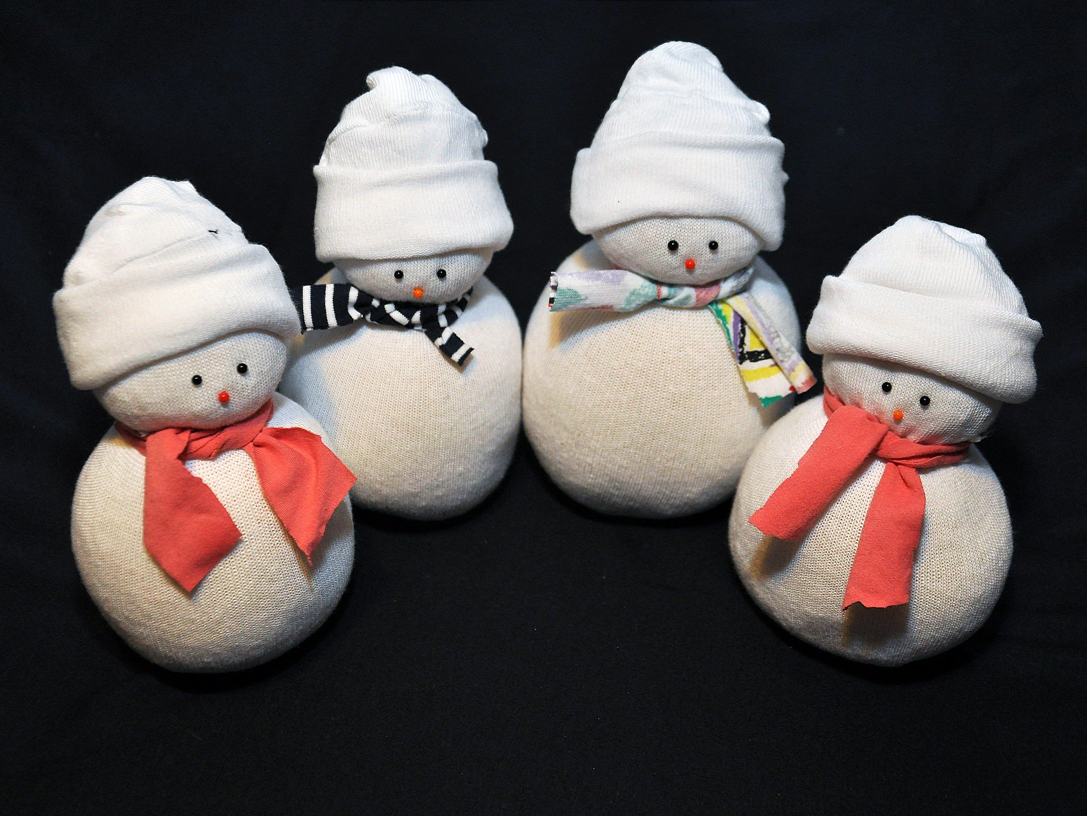 Der Socken-Schneemann ist eine super einfache und besonders charmante Bastelidee.