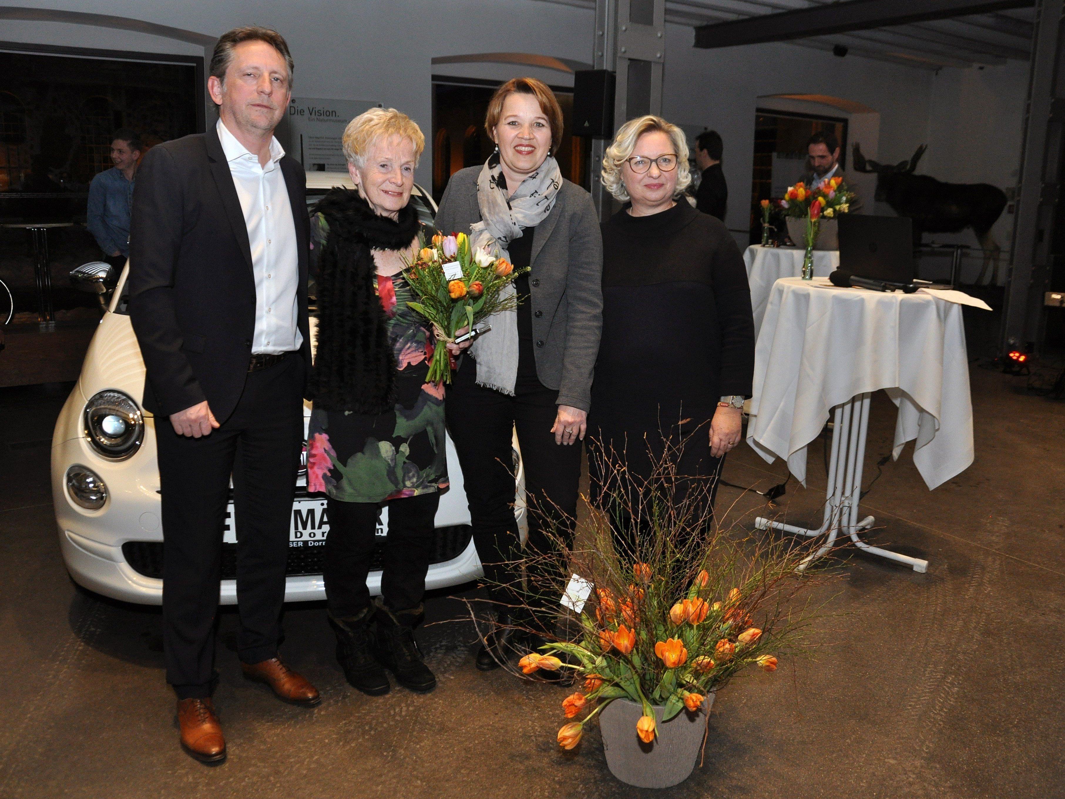 Die glückliche Gewinnerin des Hauptpreises Berta Egger mit Rudi Präg, Irmgard Huber (Vorstand inside) und Bürgermeisterin Andrea Kaufmann.