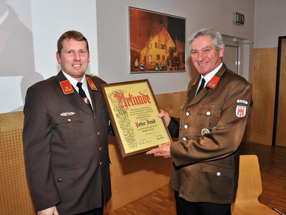 Peter Fend (r.) wurde von Kommandant Buchhammer für 40-jährige Zugehörigkeit zur OF Altach geehrt