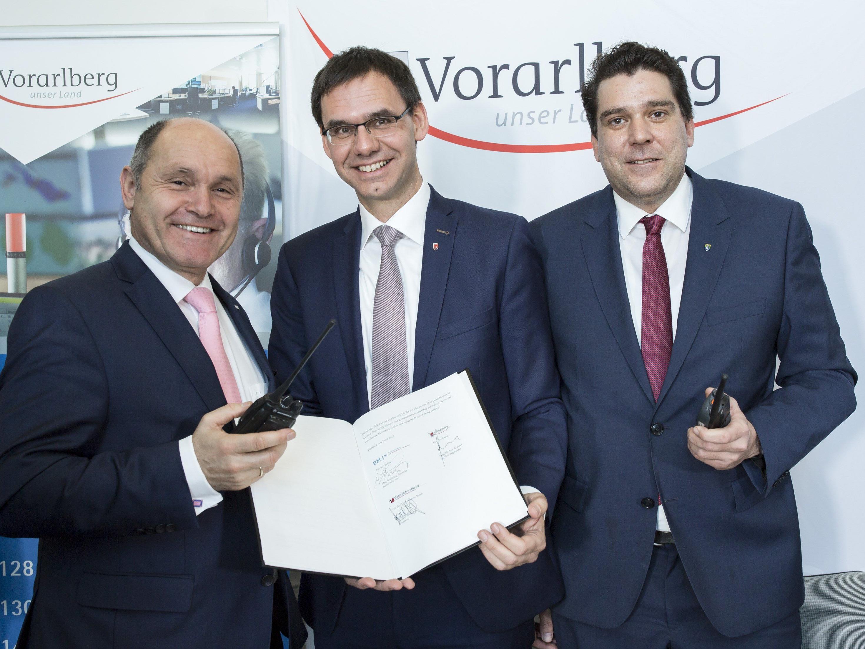 Neues Digitalfunknetz für Vorarlberg: Innenminister Wolfgang Sobotka, Landeshauptmann Markus Wallner und Gemeindeverbandspräsident Harald Köhlmeier unterzeichneten eine entsprechende Vereinbarung in der RFL in Feldkirch.