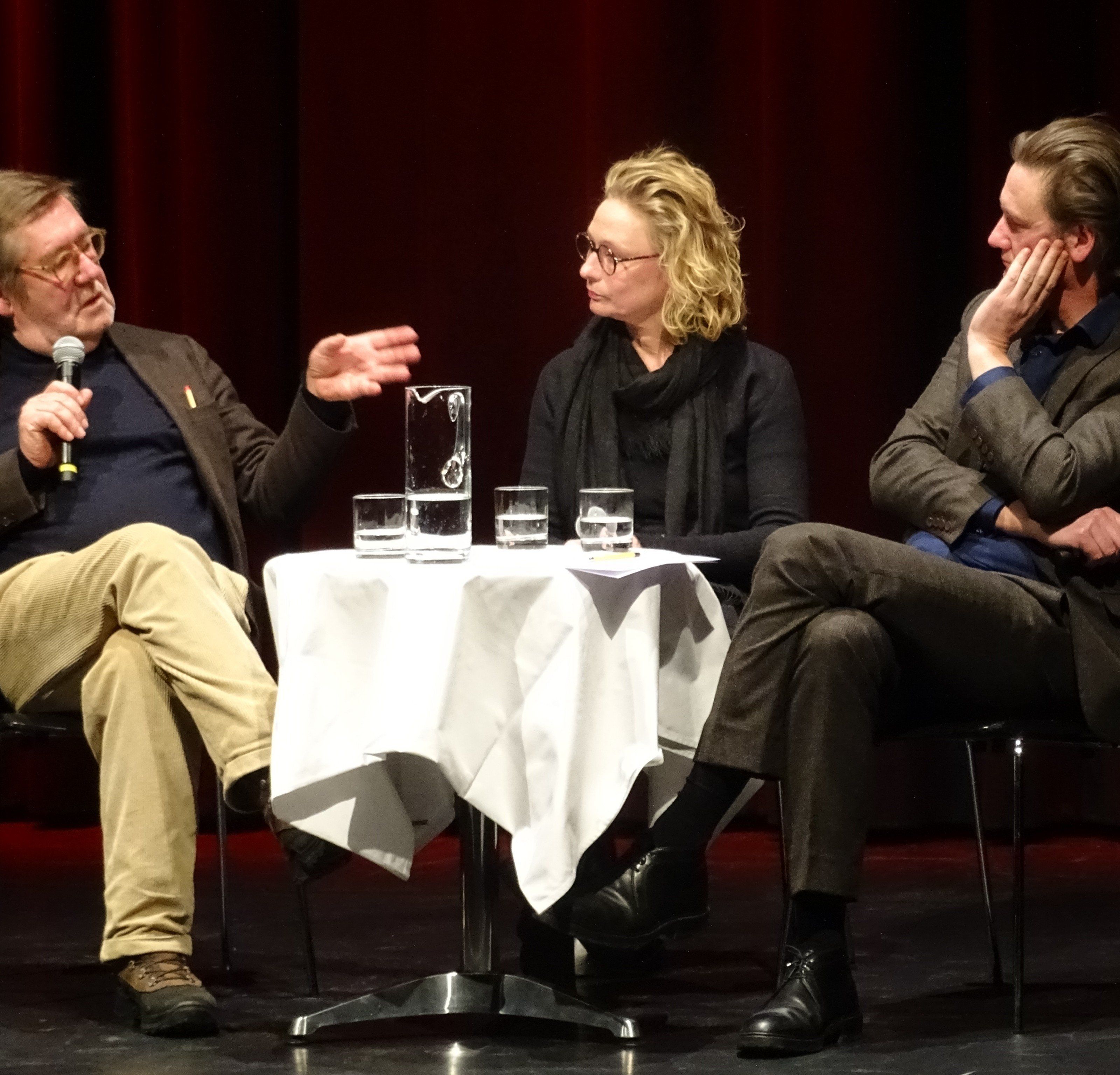Die beiden Künstler Gottfried Bechthold und Thomas Feuerstein diskutierten in der Remise über Begrifflichkeiten in der modernen Kunst. Die beiden Künstler Gottfried Bechthold und Thomas Feuerstein diskutierten in der Remise über Begrifflichkeiten in der modernen Kunst.