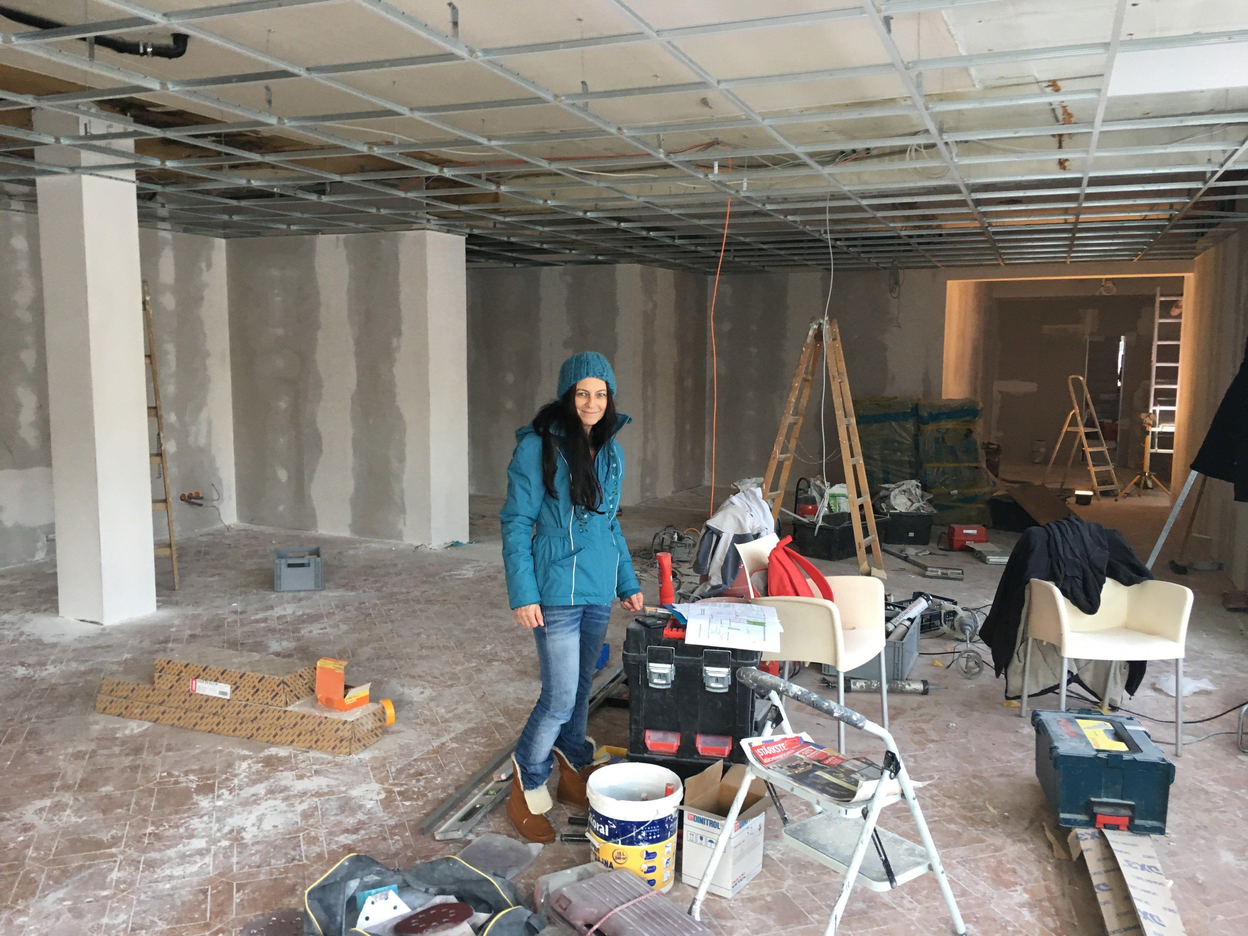 Mary Naphegyi zeigt den zukünftigen großen Spielraum der KiBe Feldkirch im ehemaligen Gastraum des Café Schnell.