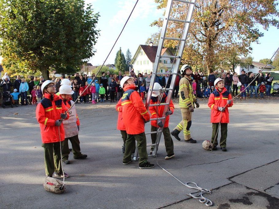 Feuerwehrjugend Wolfurt bei der Schlußübung Feuerwehrjugend Wolfurt bei der Schlußübung