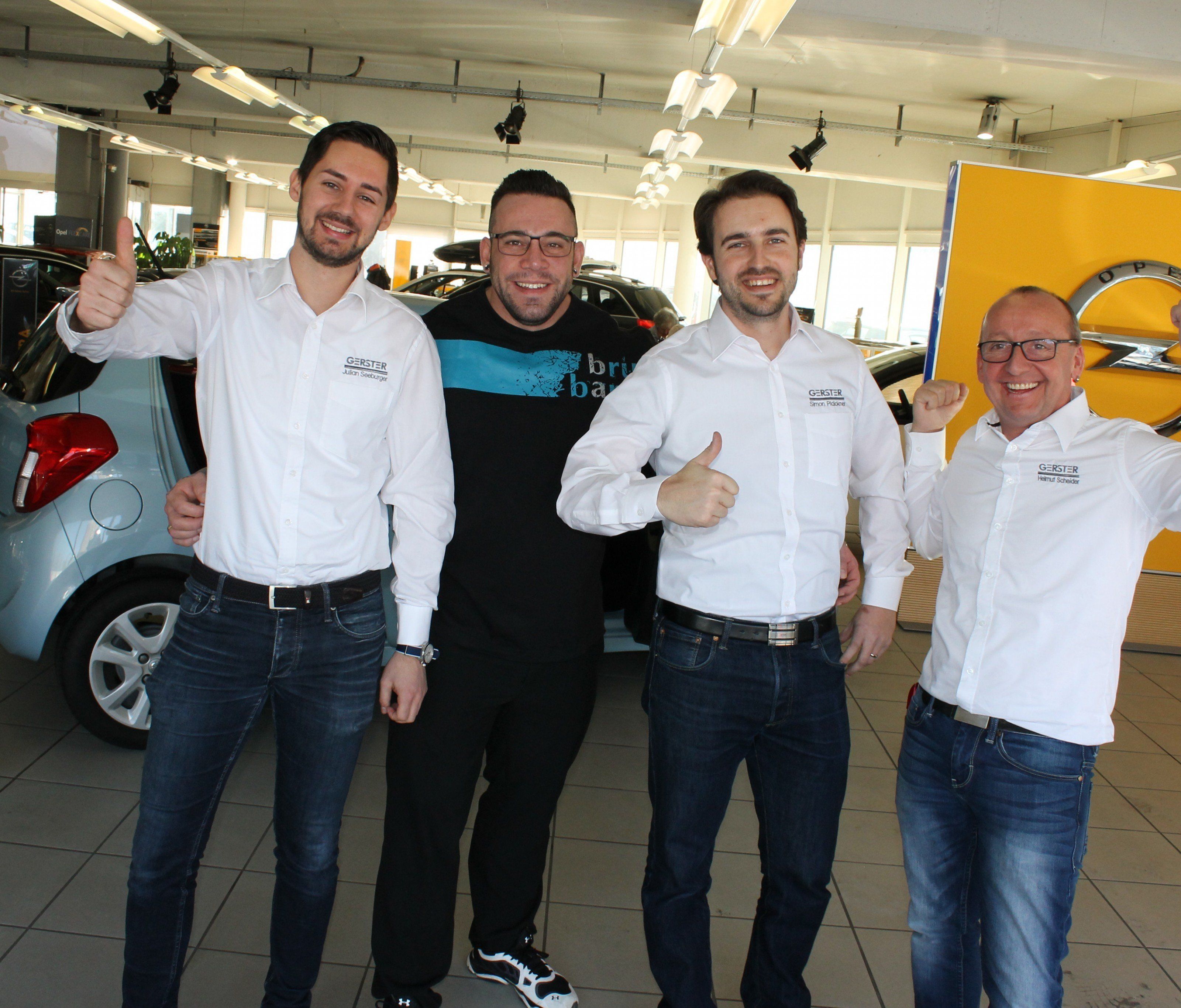 KFZ-Fachberater Julian Seeburger freute sich mit seinen Kollegen Simon Plaickner und Helmut Scheider über das Kraftpaket, Mister Universe Rainer Stoss KFZ-Fachberater Julian Seeburger freute sich mit seinen Kollegen Simon Plaickner und Helmut Scheider über das Kraftpaket, Mister Universe Rainer Stoss