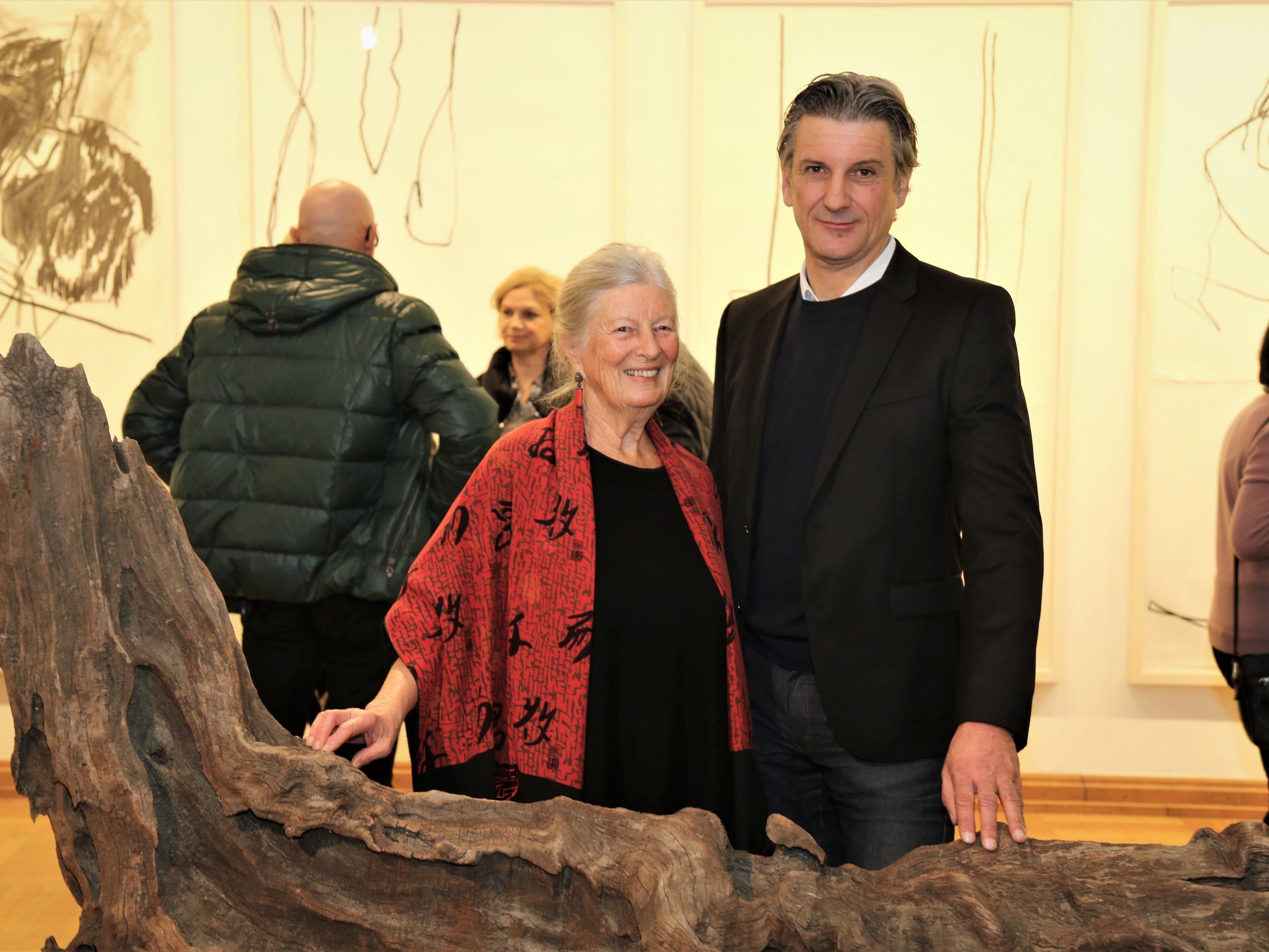 Kunstsammlerin Hanny Frick und Ausstellungskurator Arno Egger neben einer afrikanischen Holzskulptur.