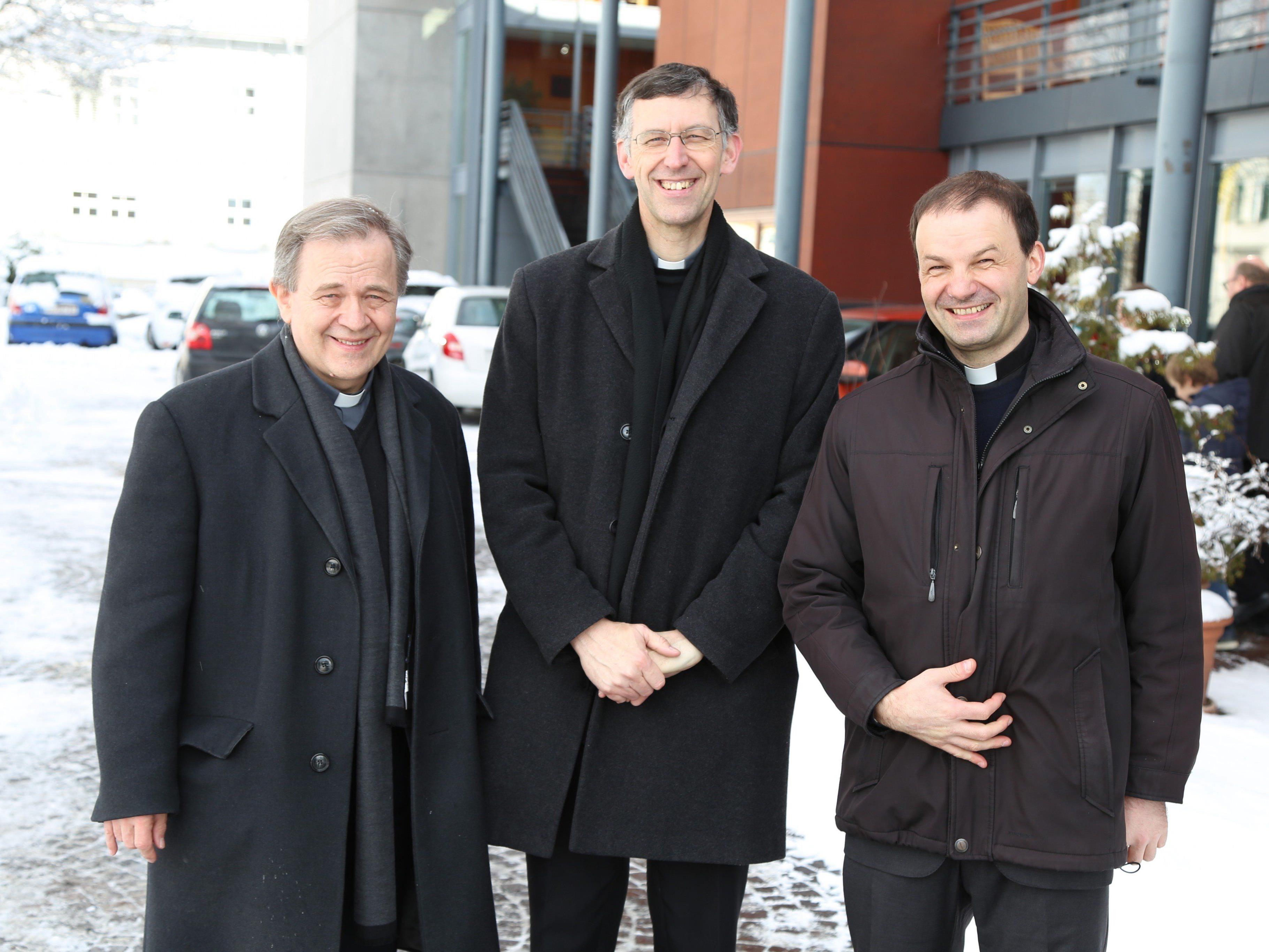 Pater Thomas Felder (Mitte) mit den Nachfolgern Josef Gruber (l.)  und Johann Fenninger.