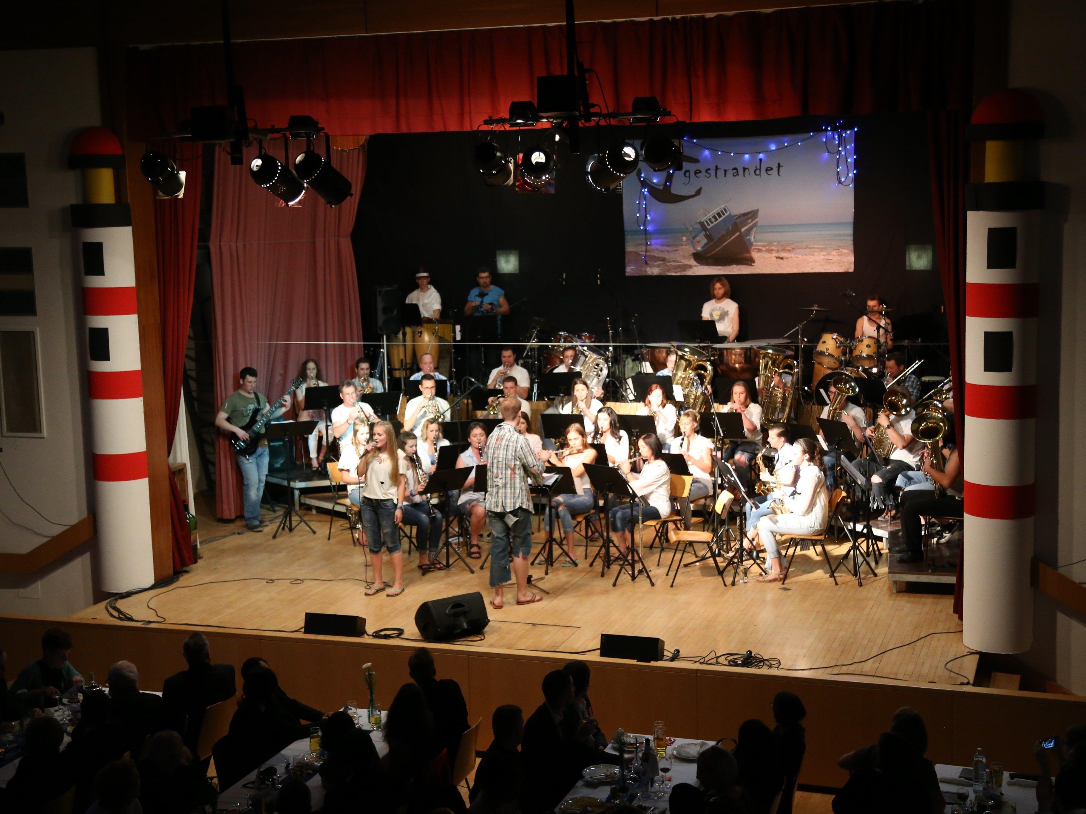Mit 45 Mitgliedern ging es auf den 45. Ball der Harmoniemusik Weiler unter dem Motto „Gestrandet“.