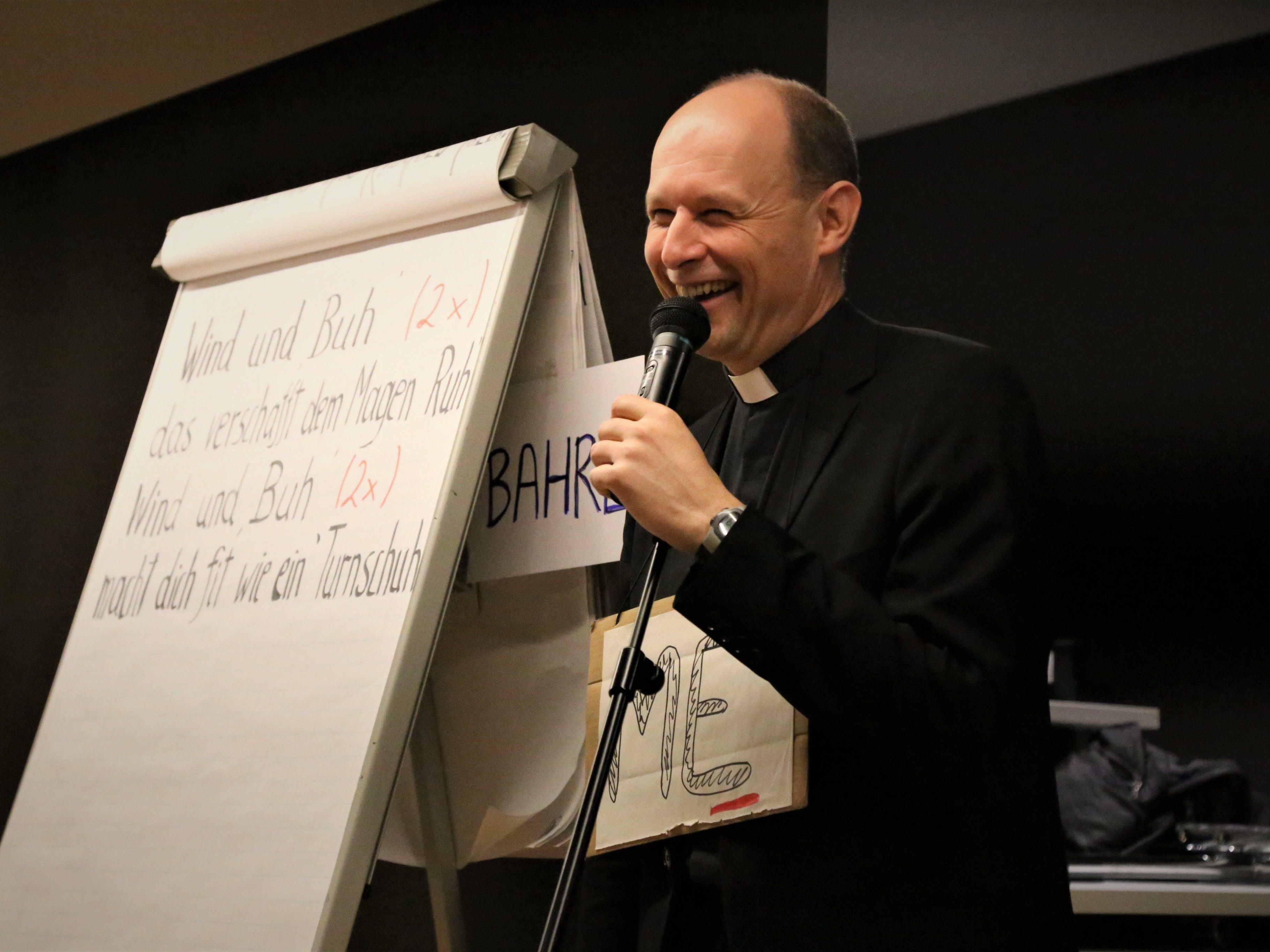 Pfarrer Michael Kopp predigte auf eine humorvolle Art und Weise in Göfis.