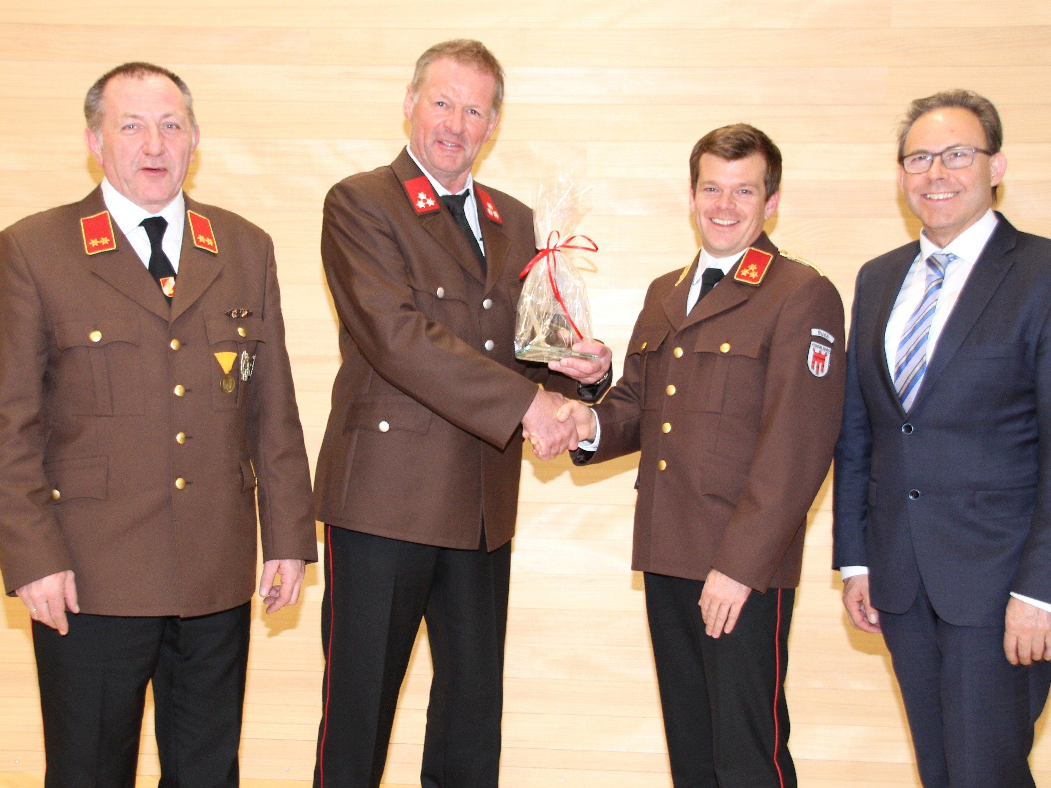 Das neue Ehrenmitglied „Nolde“ Flatz flankiert von Kommandant Feichter, Vize Harald Gunz und Bürge Franz Martin.