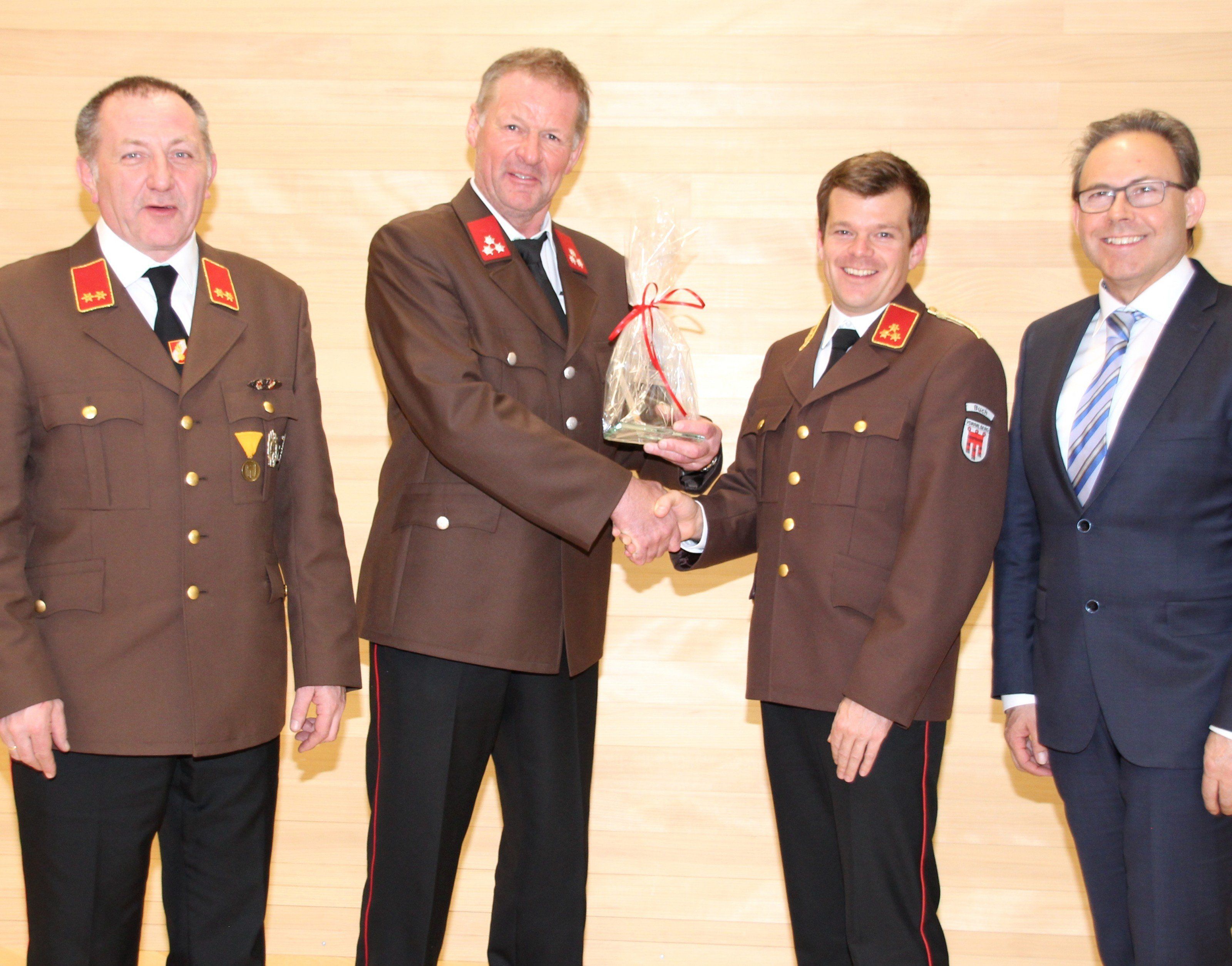 Das neue Ehrenmitglied „Nolde“ Flatz flankiert von Kommandant Feichter, Vize Harald Gunz und Bürge Franz Martin. Das neue Ehrenmitglied „Nolde“ Flatz flankiert von Kommandant Feichter, Vize Harald Gunz und Bürge Franz Martin.