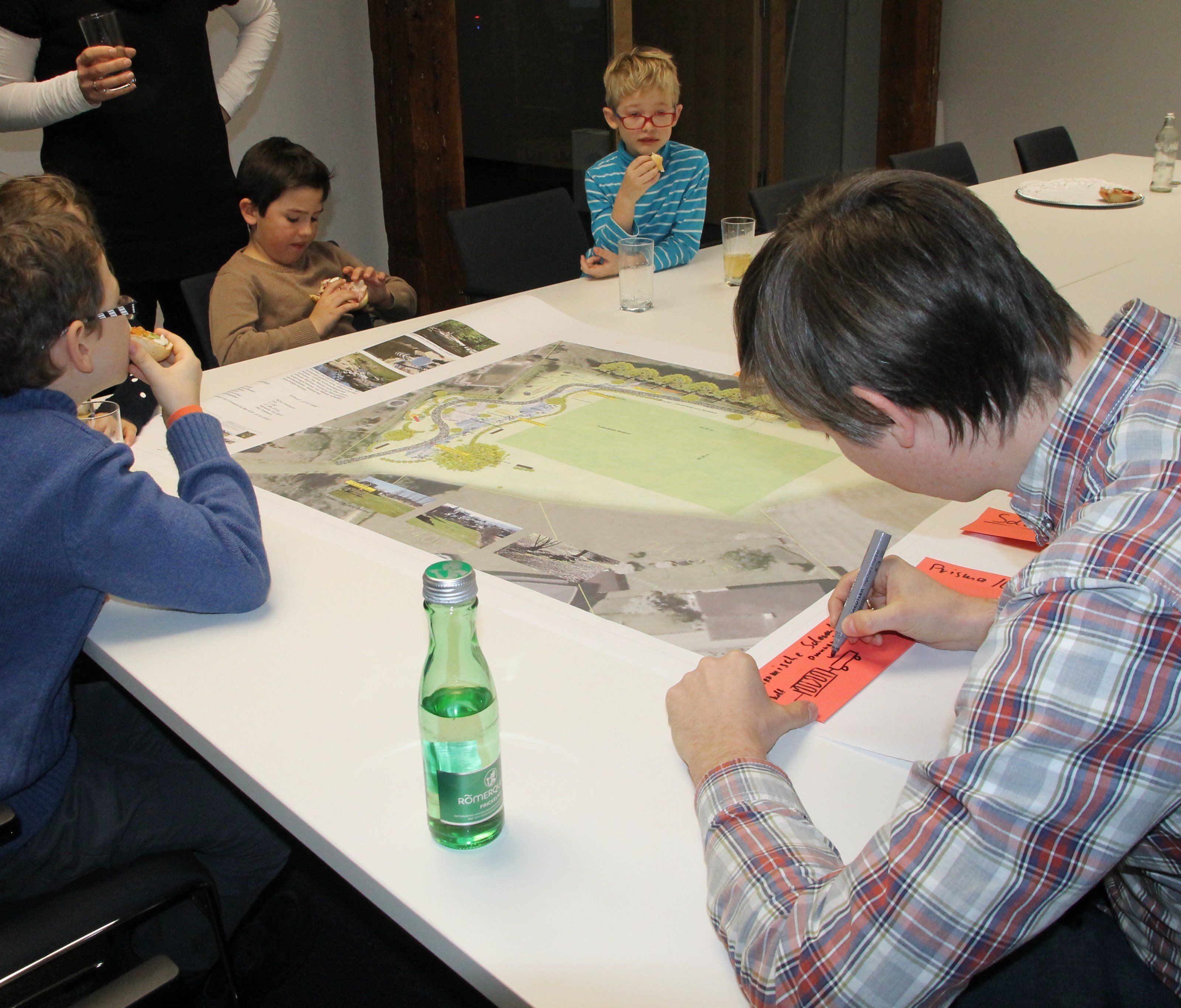 e5-Stammtisch in Frastanz: Groß und Klein brachte sich mit kreativen Ideen ein. e5-Stammtisch in Frastanz: Groß und Klein brachte sich mit kreativen Ideen ein.