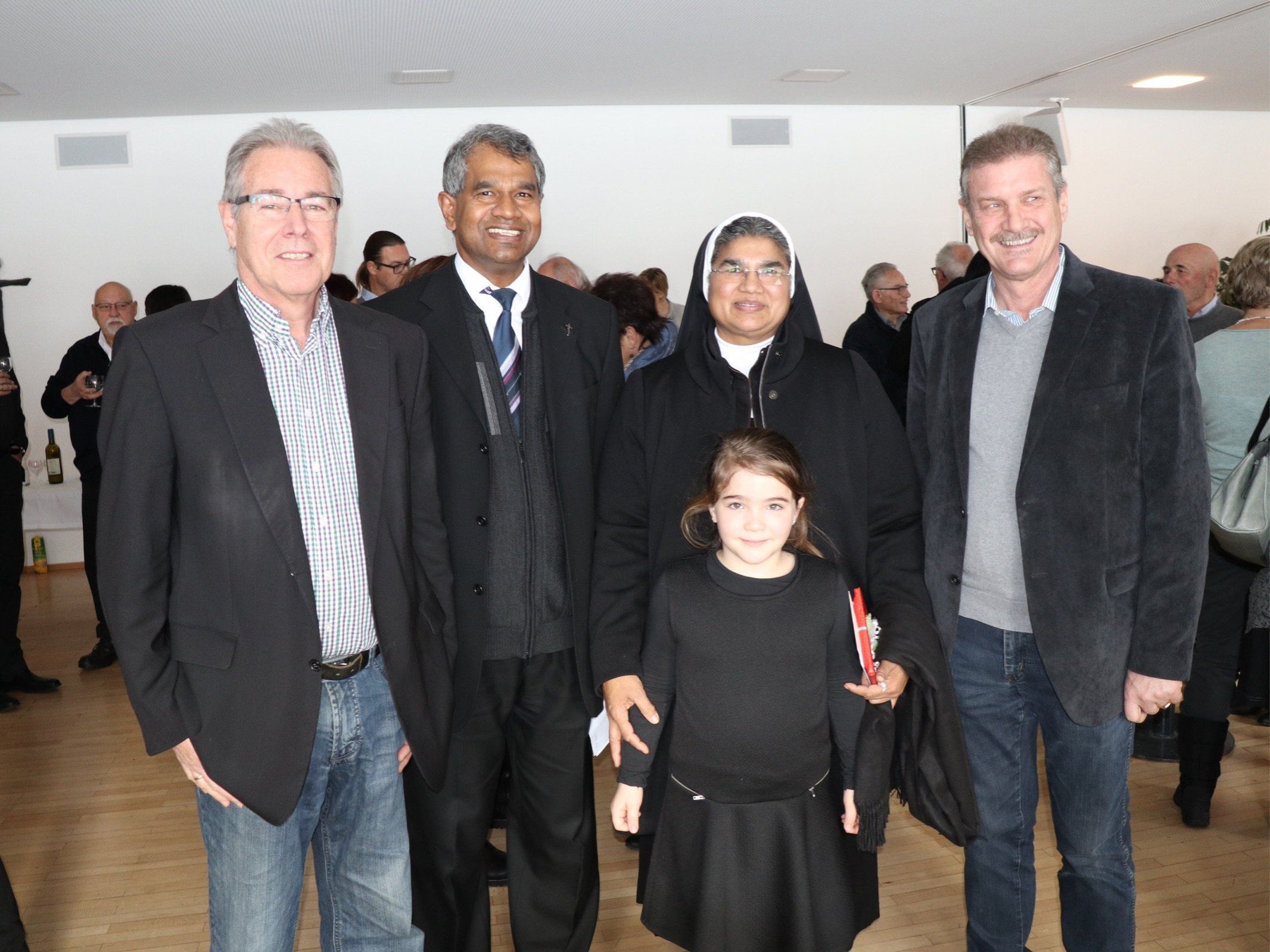 Bgm. Helmut Lampert aus Göfis, Anton Metzler aus Satteins mit Pfarrer Georg seiner Schwester Lilly und der kleinen Mirella aus Hohenems. Bgm. Helmut Lampert aus Göfis, Anton Metzler aus Satteins mit Pfarrer Georg seiner Schwester Lilly und der kleinen Mirella aus Hohenems.
