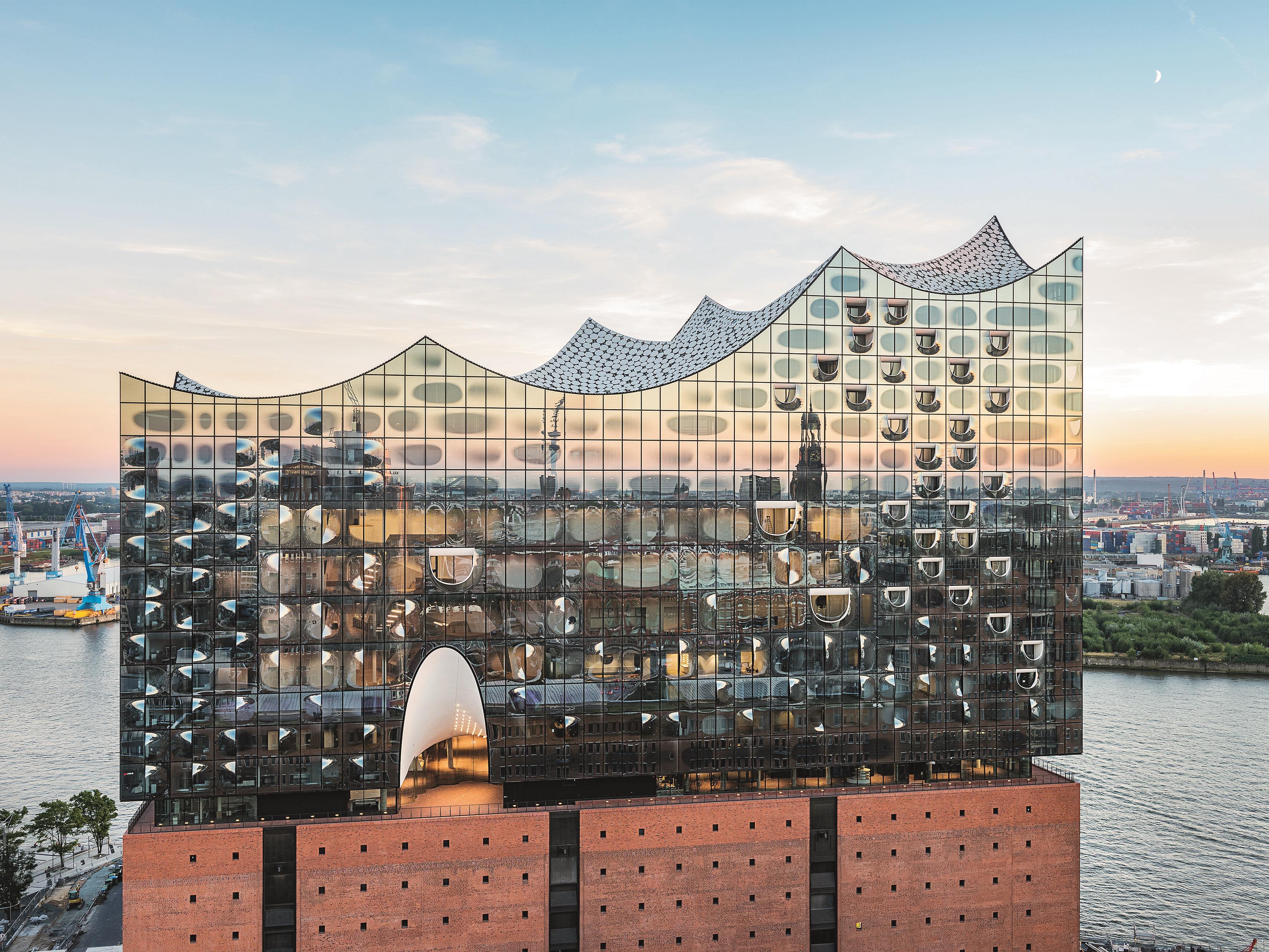 Die Elbphilharmonie besteht aus einem ehemaligen Speicher mit Backsteinfassade, auf den ein spektakulärer zeltartiger Glasbau gesetzt wurde.