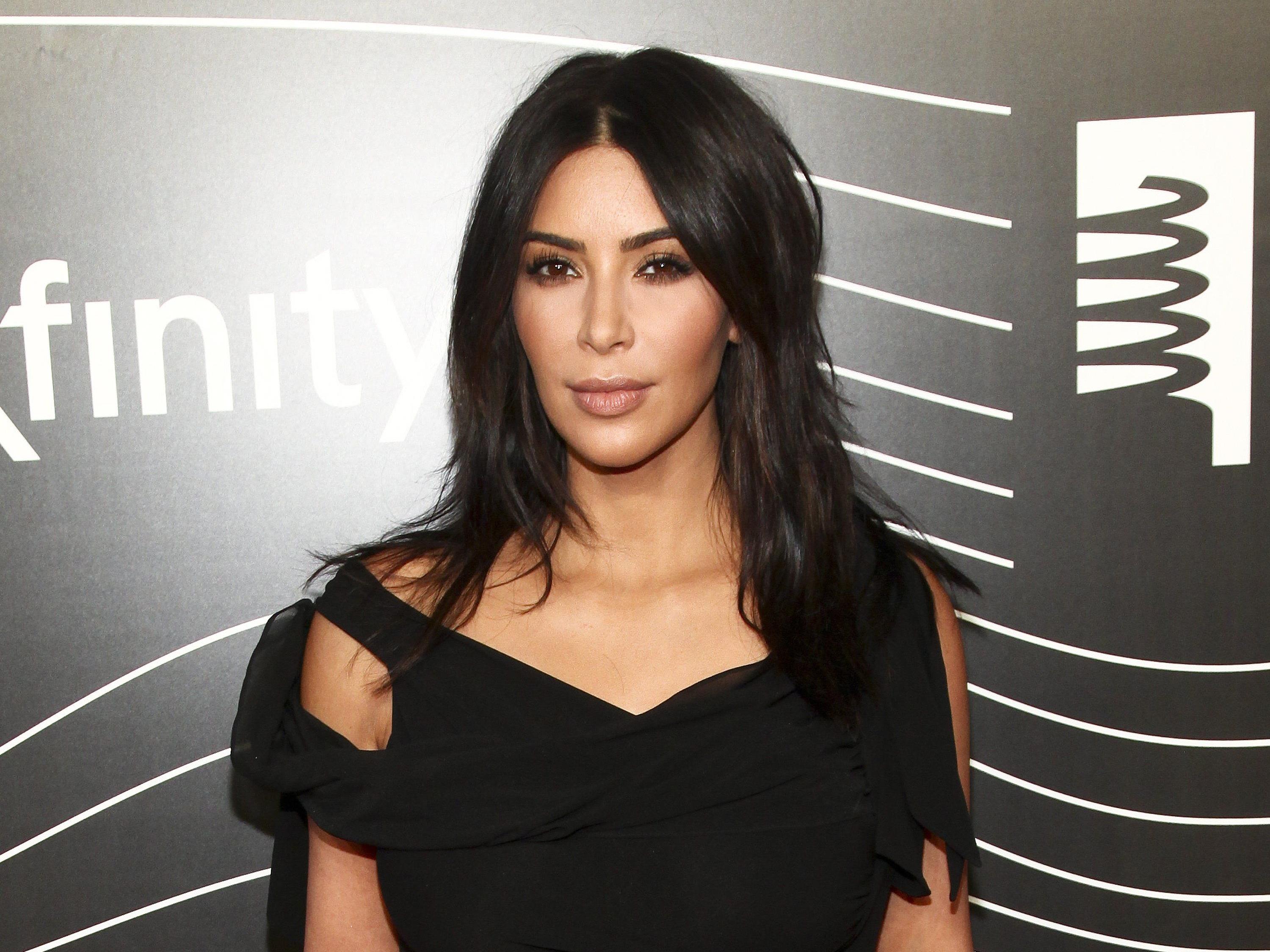 Kim Kardashian setzt auf Make-up am ganzen Körper.
