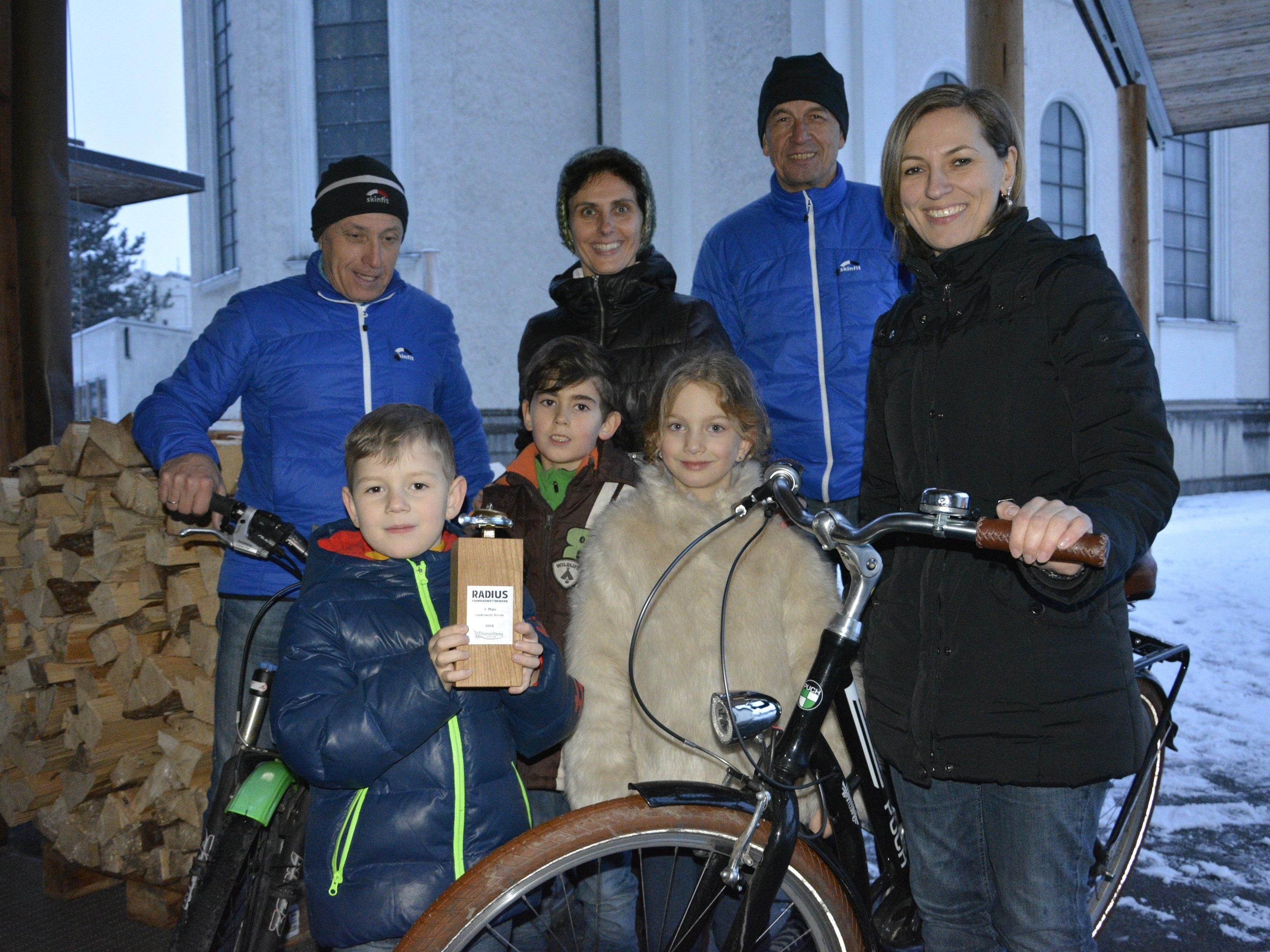 Freude herrschte bei Groß und Klein über die „Goldene Klingel“ für den ersten Rang des Fahrradwettbewerbs 2016.