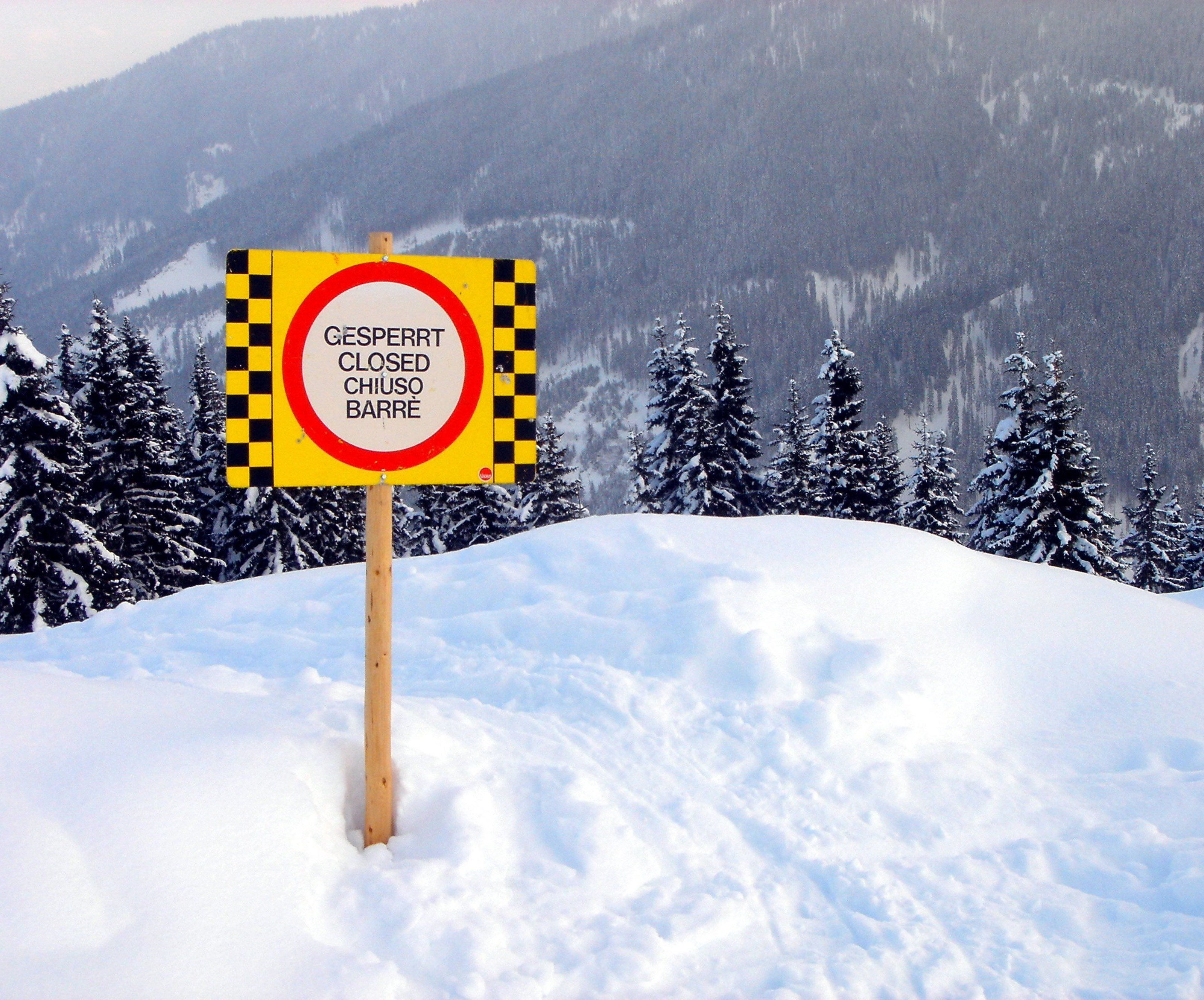 Trotz erhöhter Lawinenwarnstufe fahren immer wieder Skifahrer in Tiefschneehänge ein. Trotz erhöhter Lawinenwarnstufe fahren immer wieder Skifahrer in Tiefschneehänge ein.