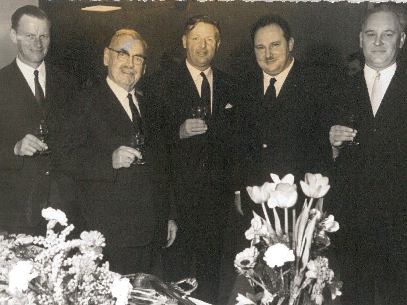 Der damalige Lochauer Bürgermeister Michael Mangold (2. von links) mit Bgm. Josef Degasper (Eichenberg), Bgm. Dr. Karl Tizian (Bregenz), Gemeinderat Josef Rupp (Lochau) und Bgm. Severin Sigg (Hörbranz) bei der Verleihung der Ehrenbürgerschaft am 11. März 1967.